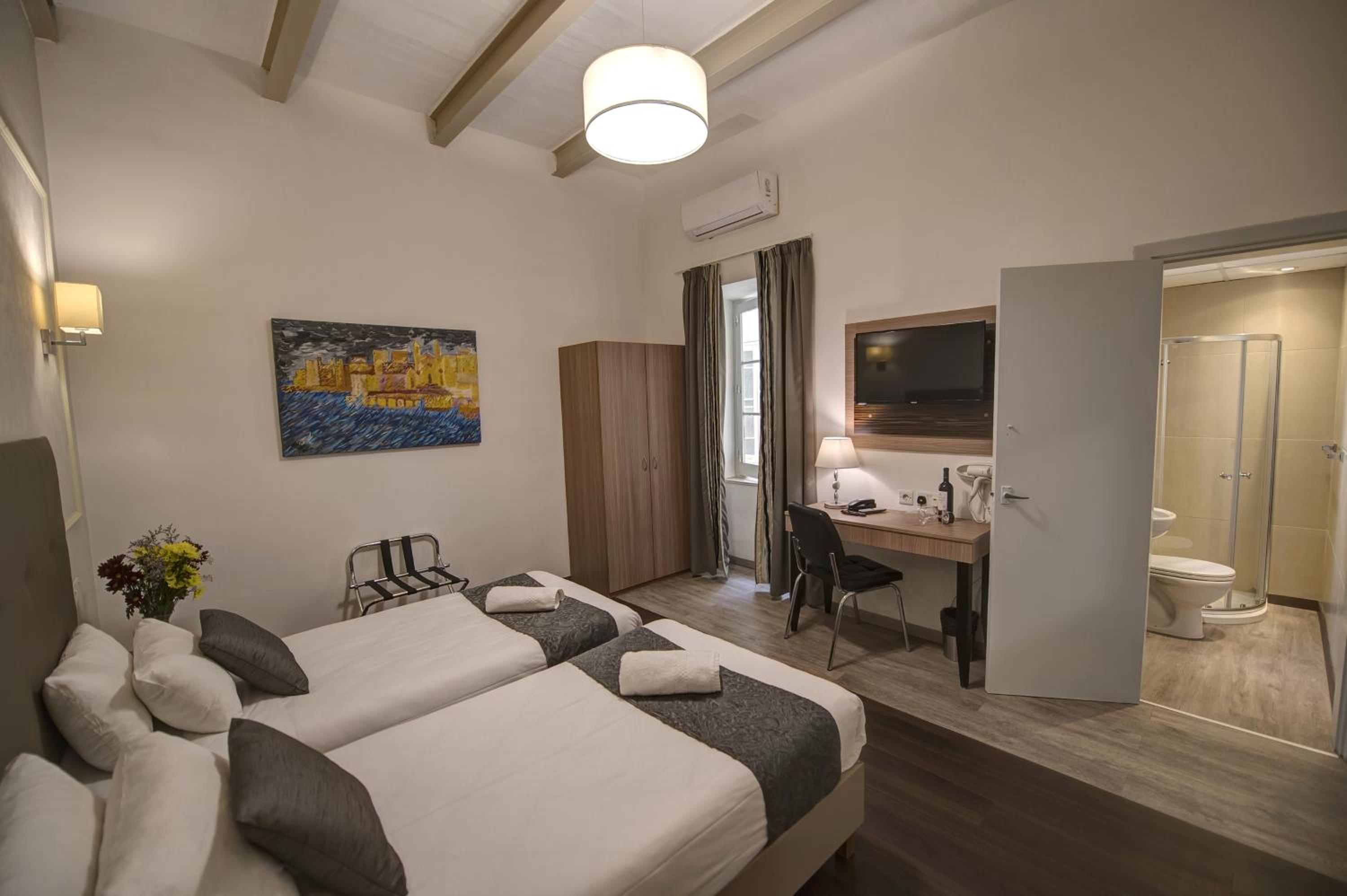 Standard Double or Twin Room - Photo 3