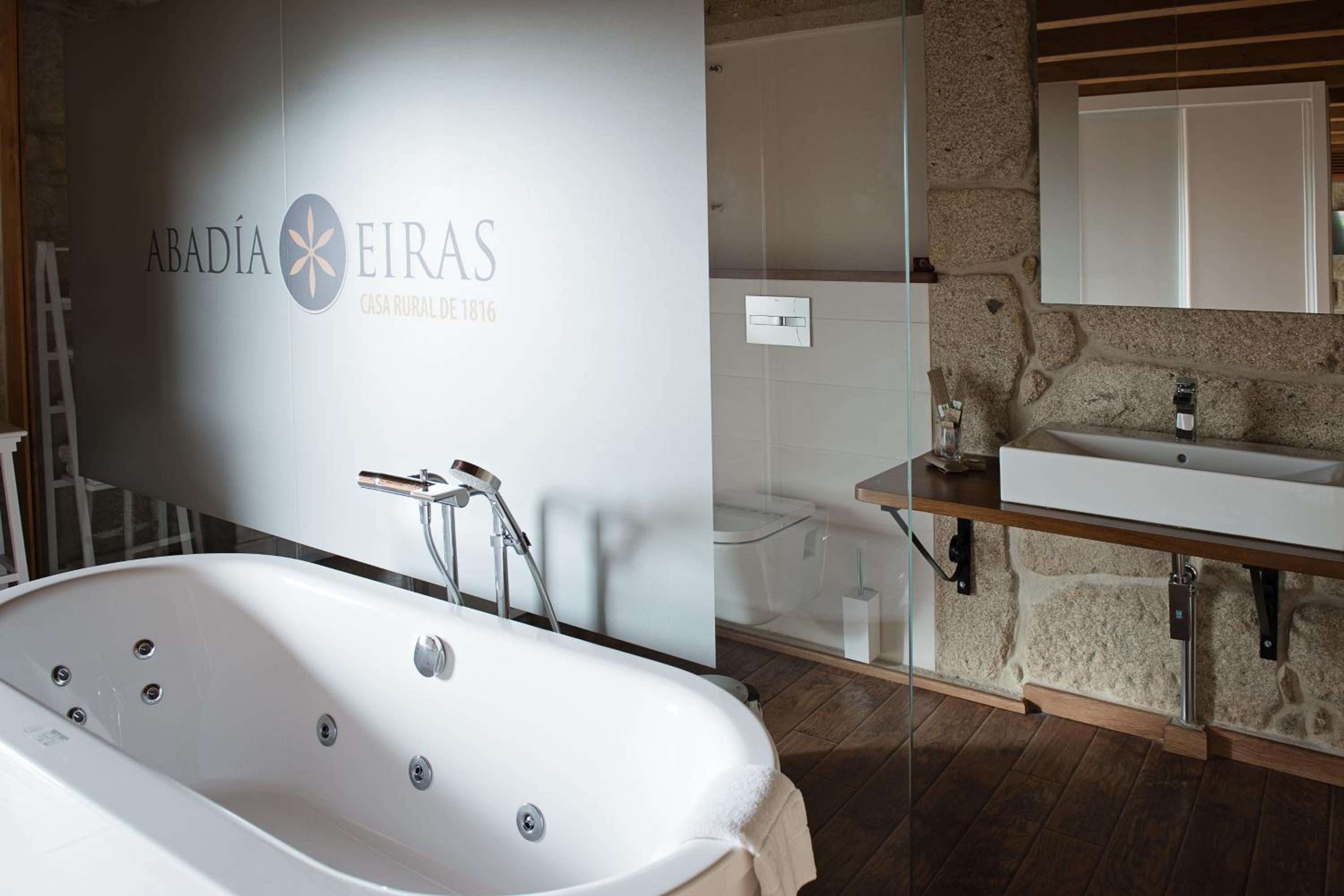Queen Room with Spa Bath photo 3