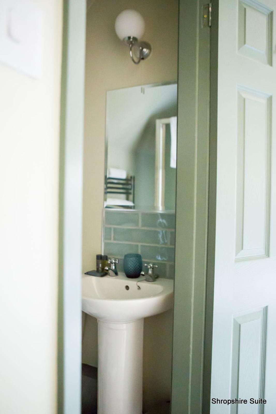 Twin Room with Shower - Photo 25