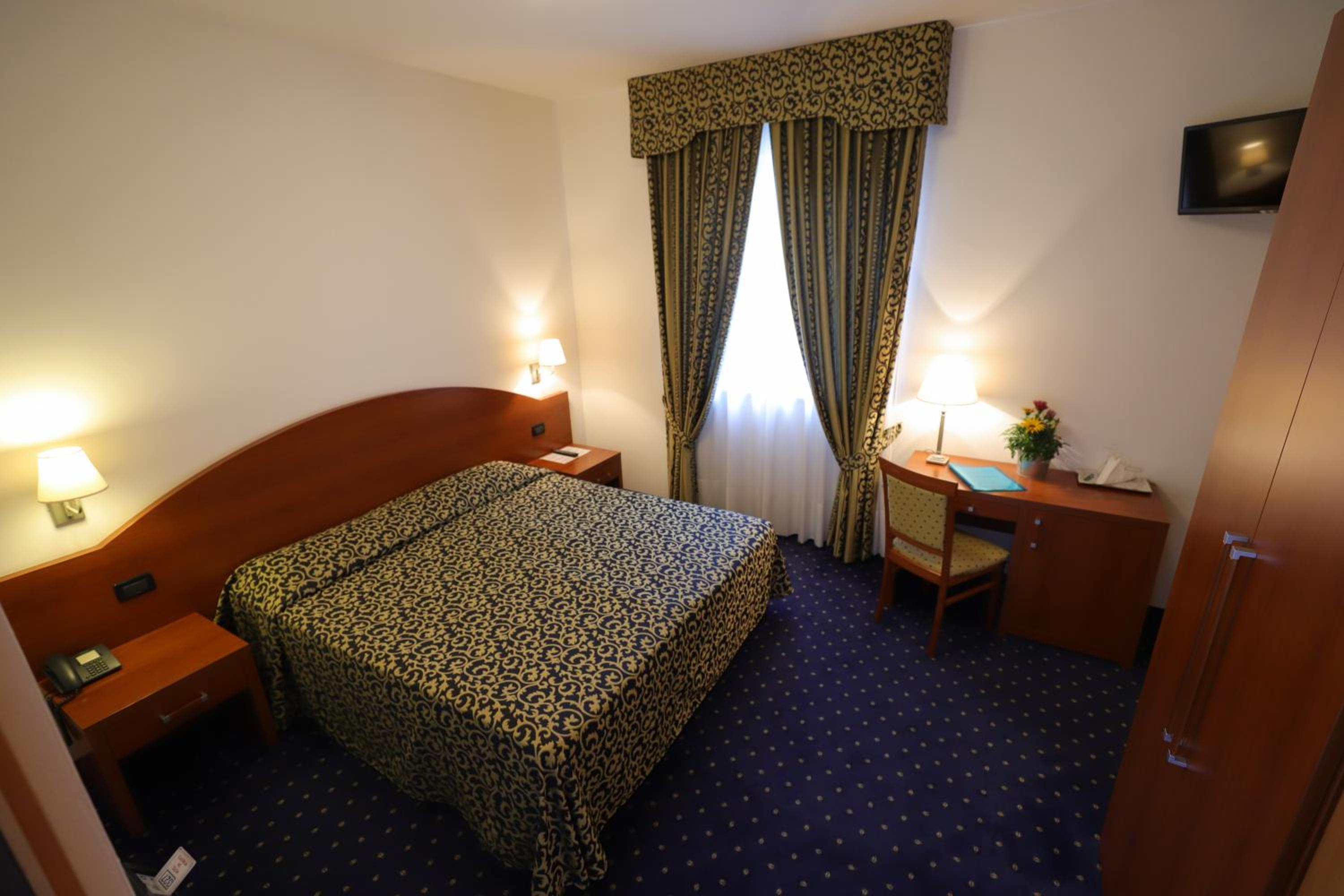 Economy Double Room photo 3