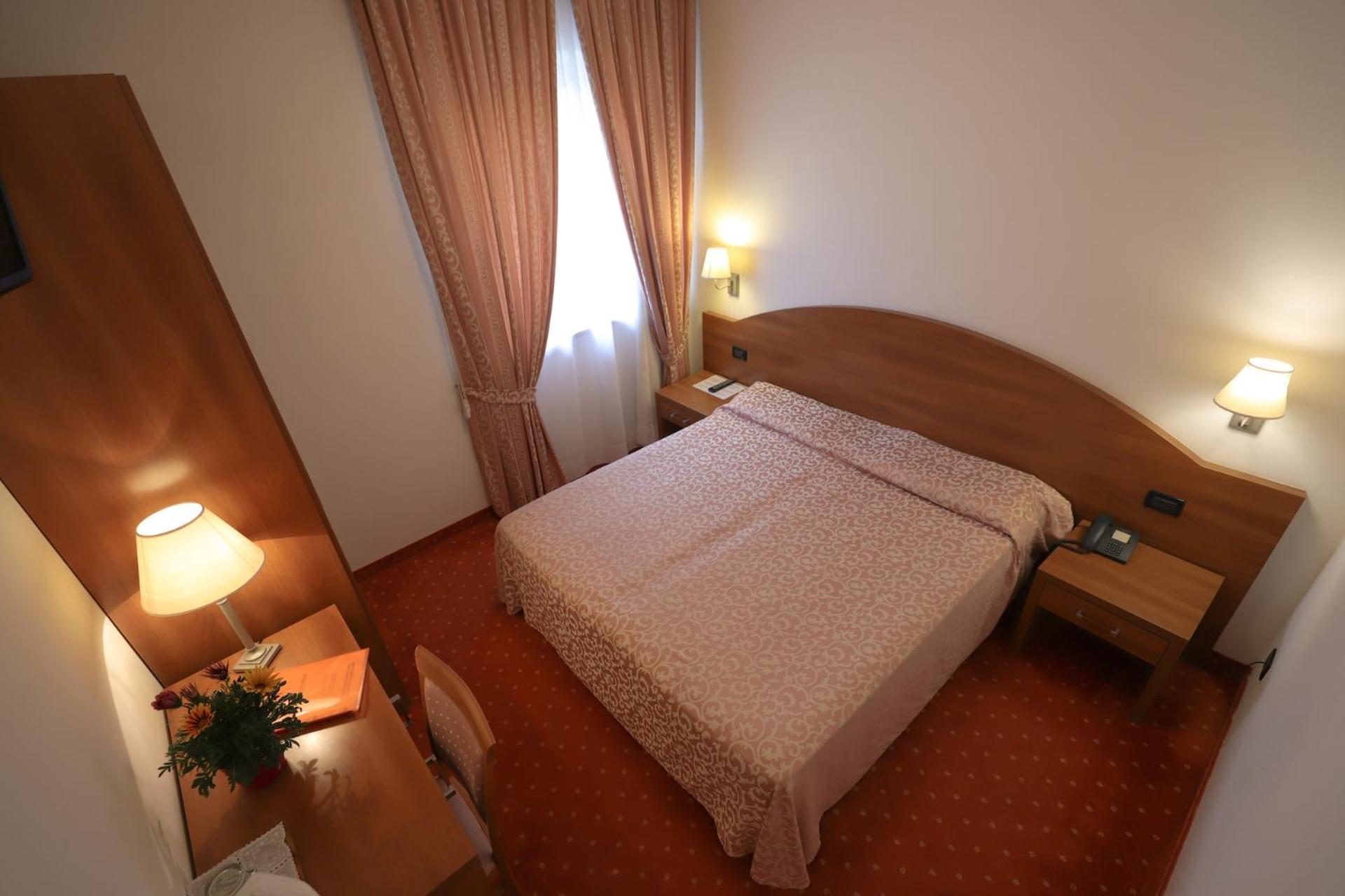 Economy Double Room photo 2