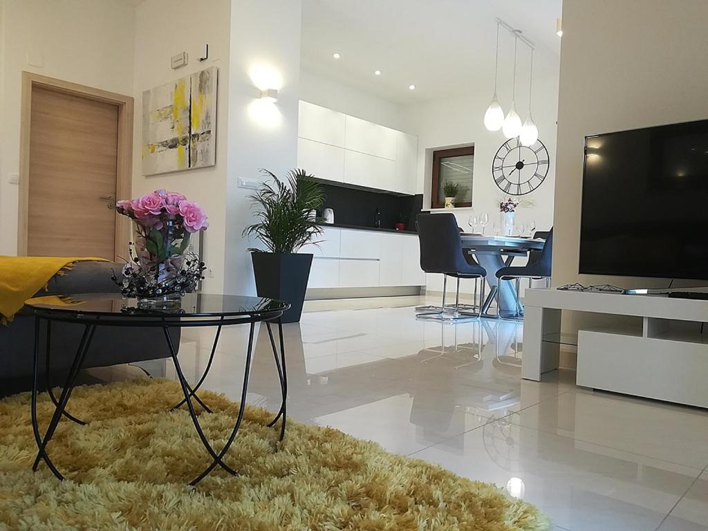 Three-Bedroom Apartment photo 2