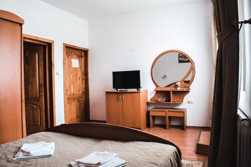 King Room with Balcony - Photo 5