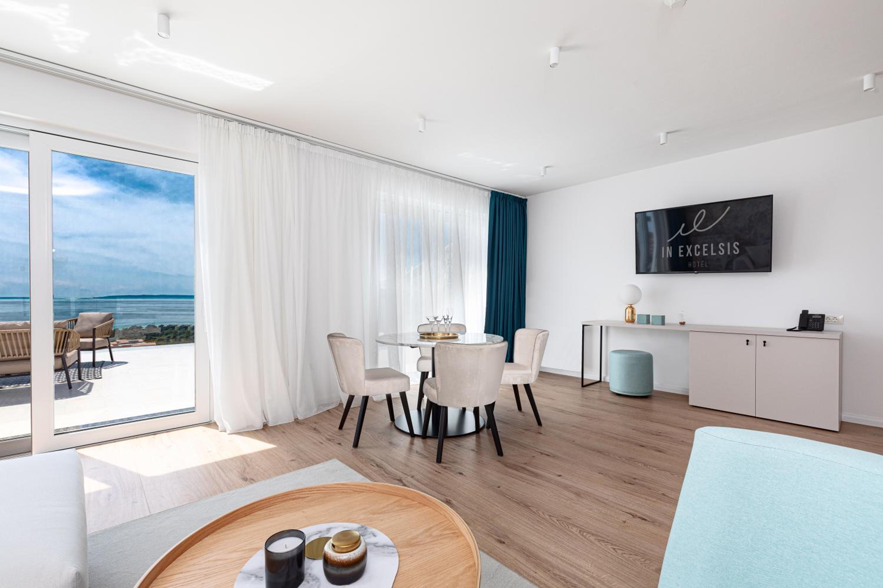 Royal Suite with Sea View and Balcony