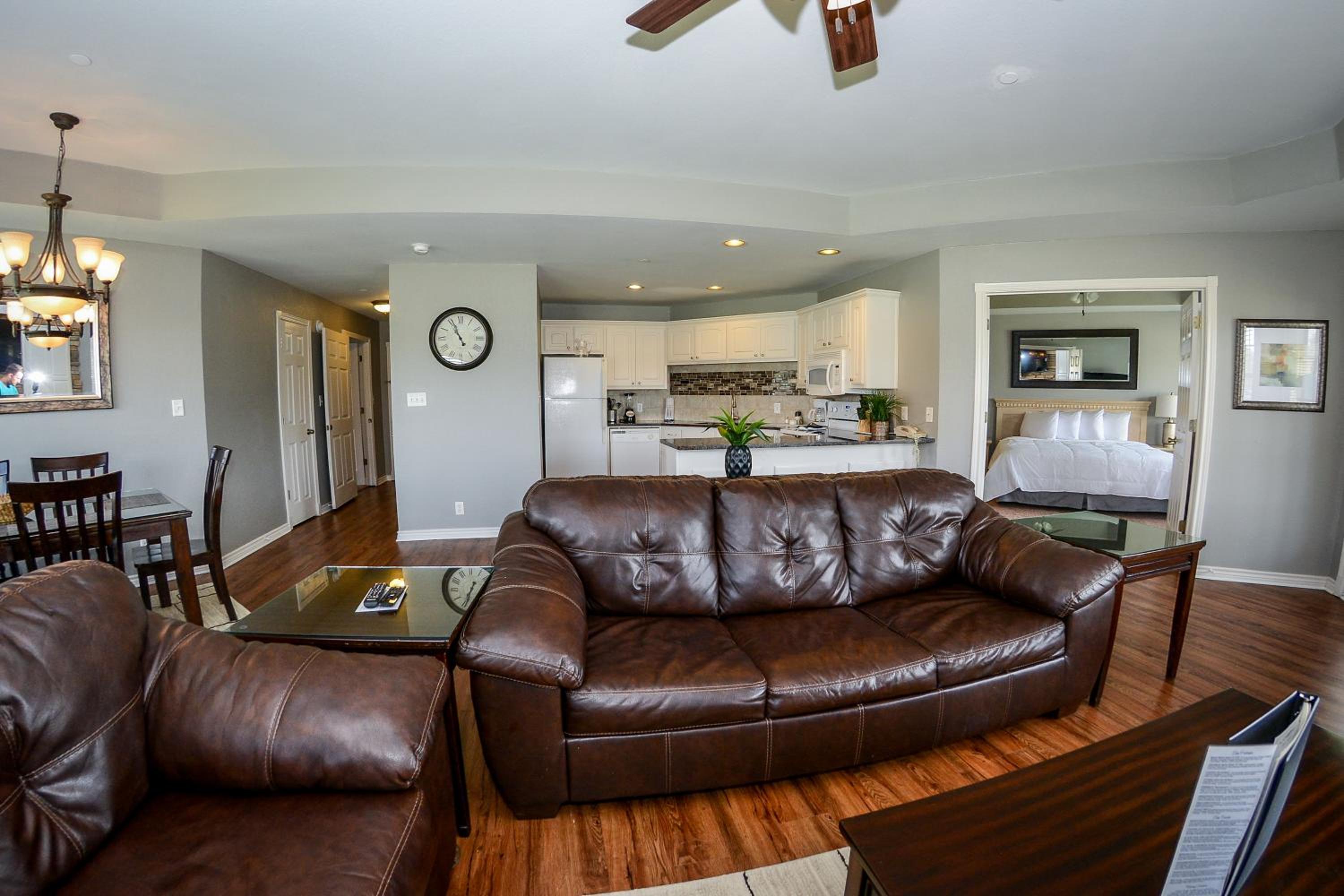 Efficiency King Suite with Living room - Non Smoking photo 3