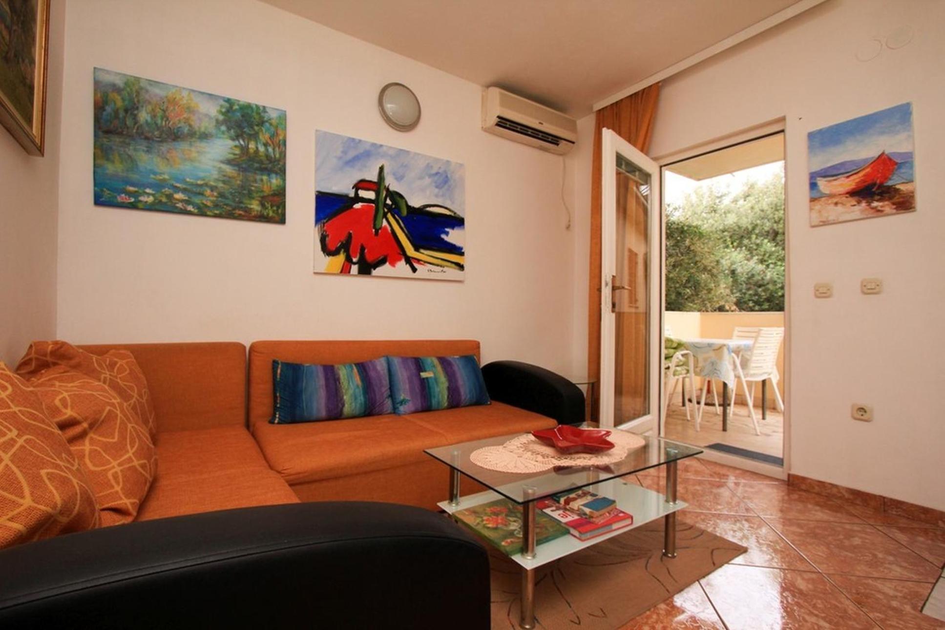 One-Bedroom Apartment photo 2