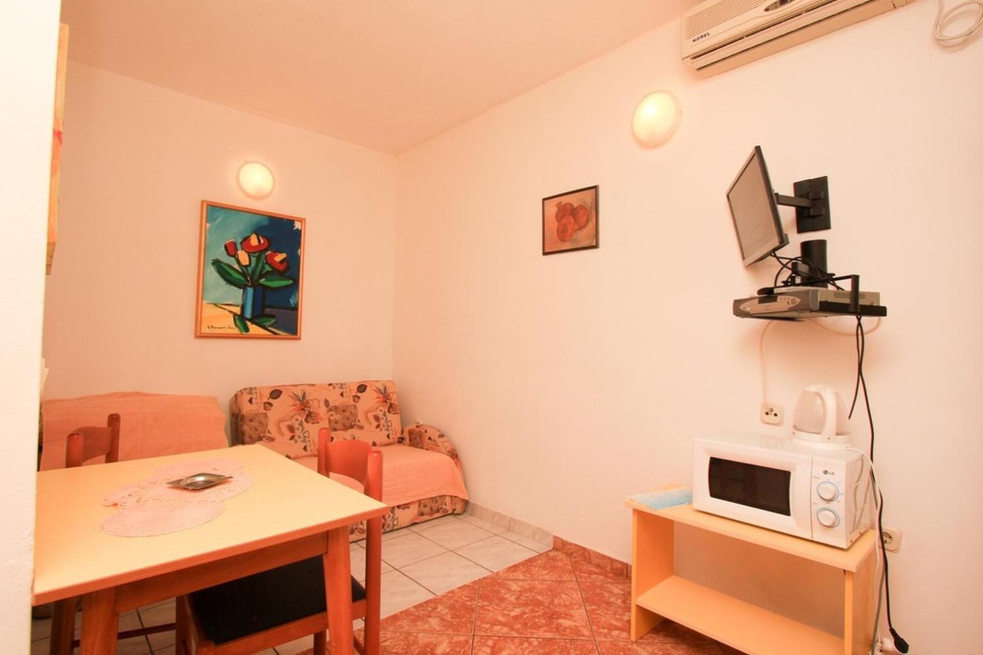 One-Bedroom Apartment photo 1