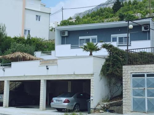 One-Bedroom Apartment with Sea View and Balcony photo 2
