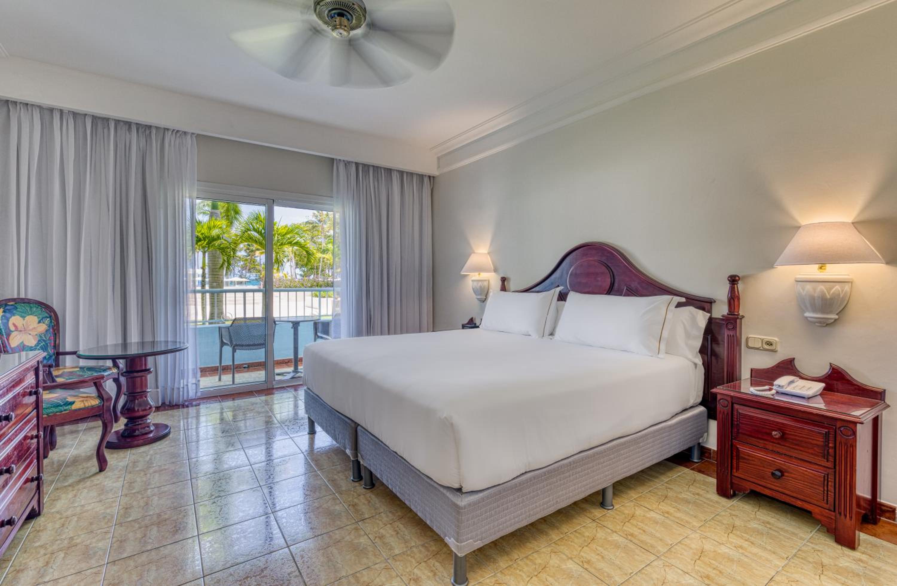 Junior Suite with Pool View photo 3