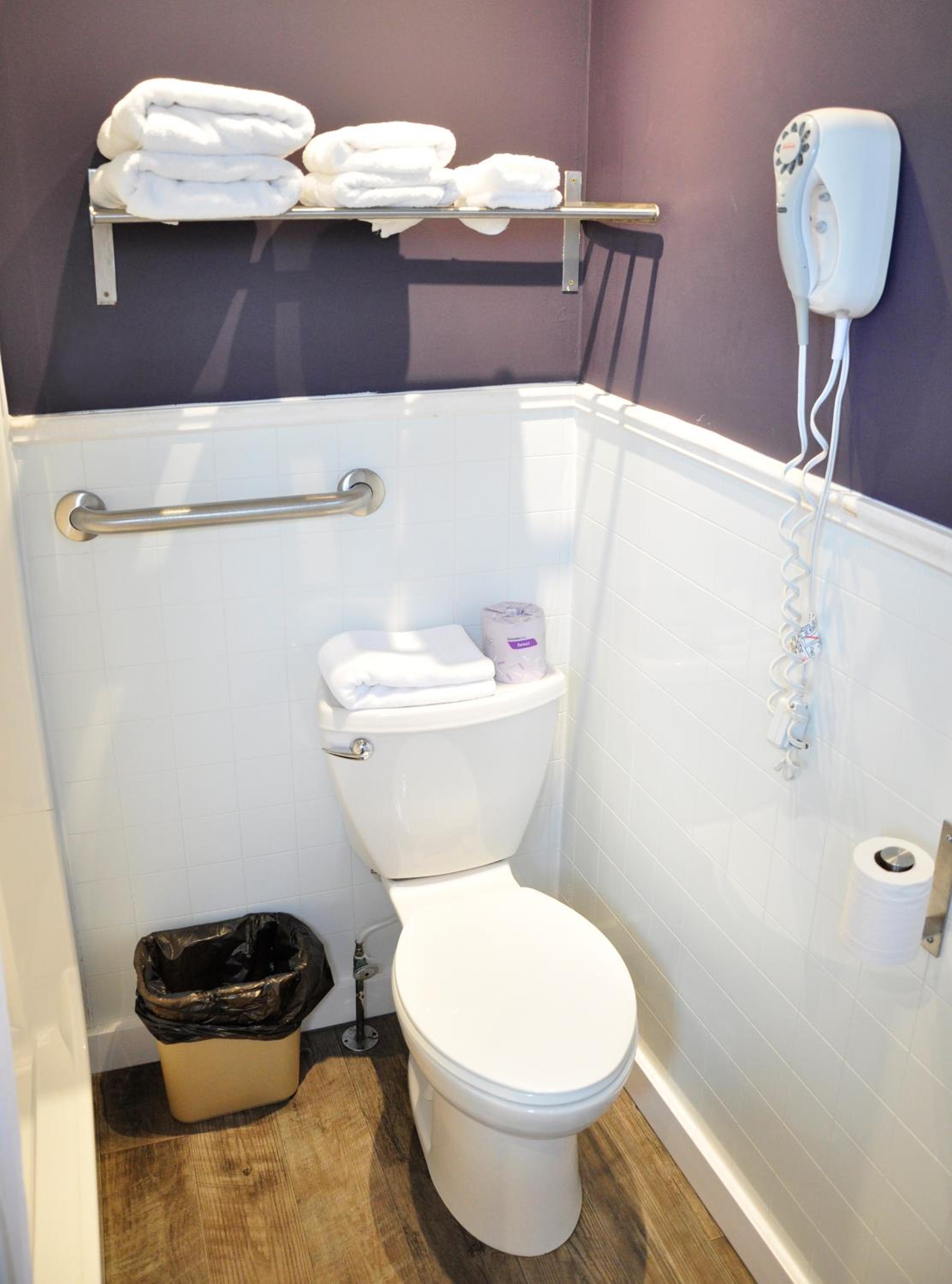 Deluxe Queen Room - Photo 11
