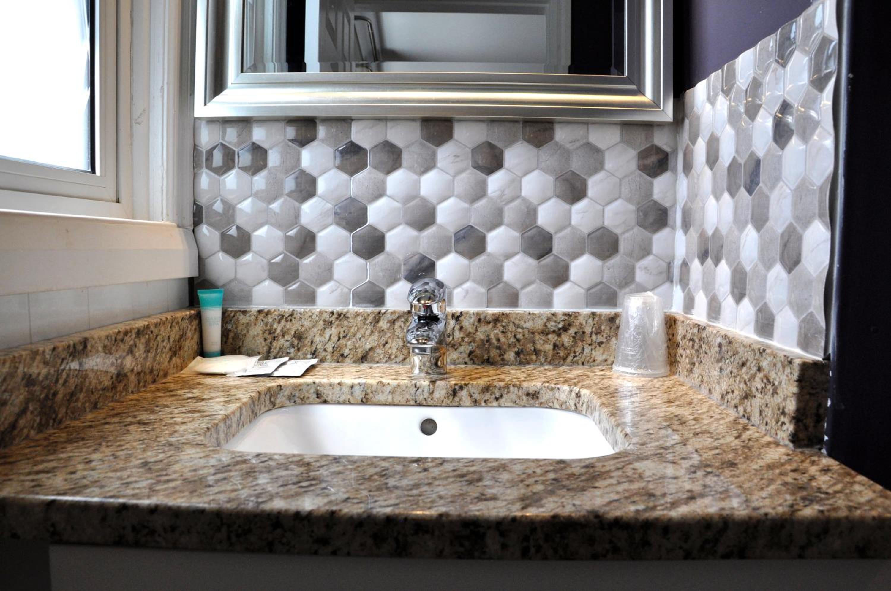 Deluxe Queen Room - Photo 7
