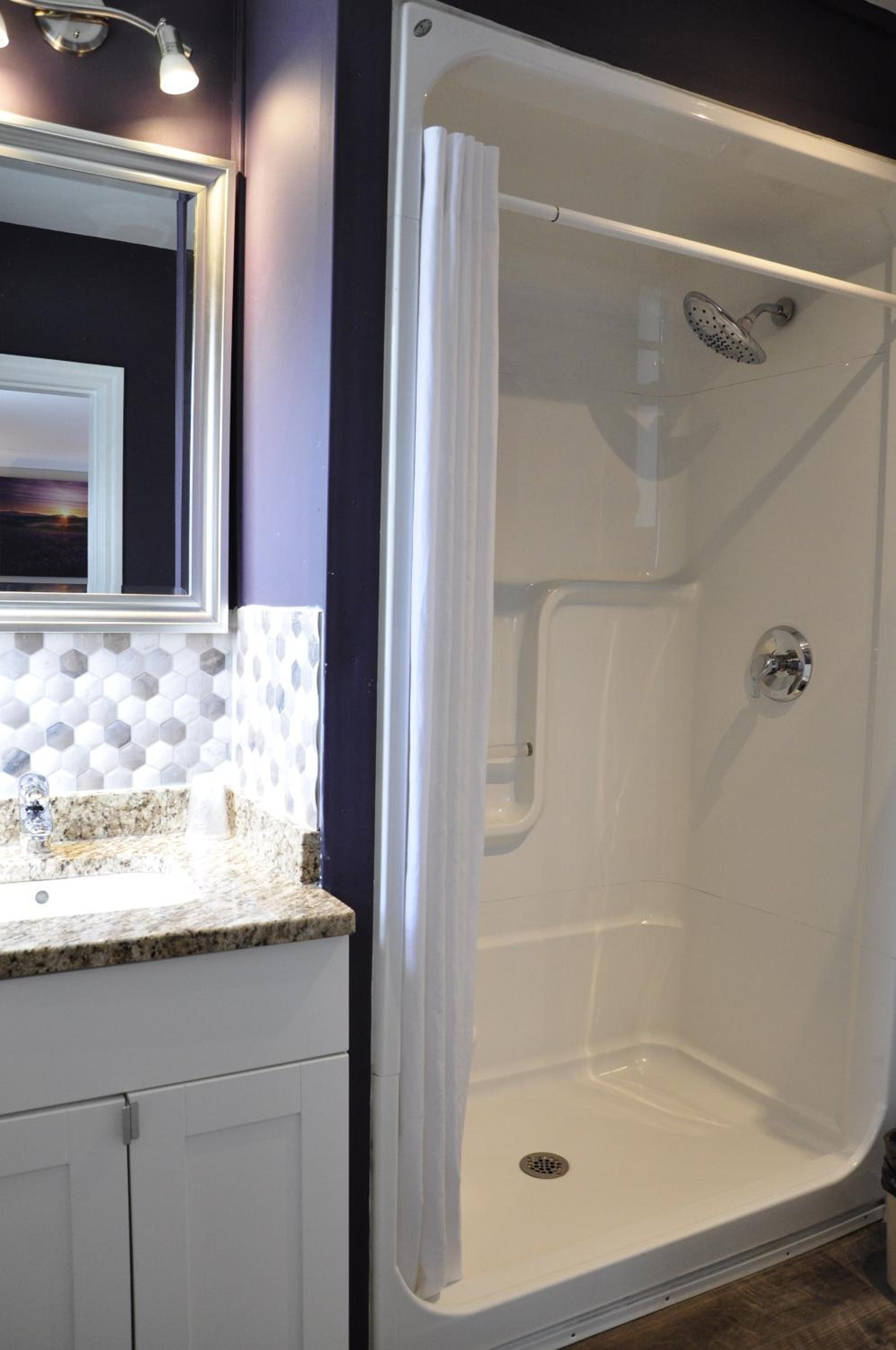Deluxe Queen Room - Photo 8
