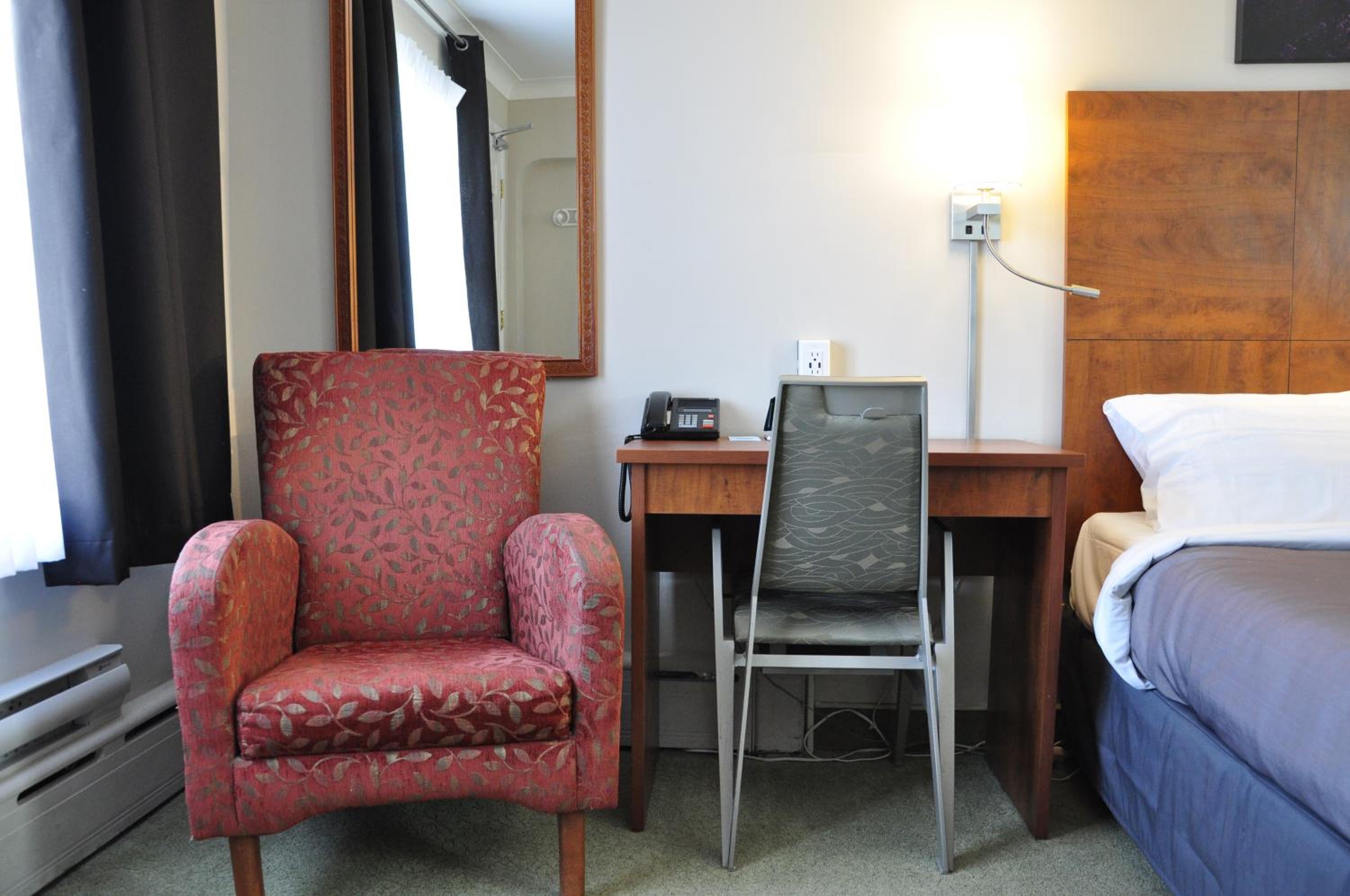 Deluxe Queen Room - Photo 16