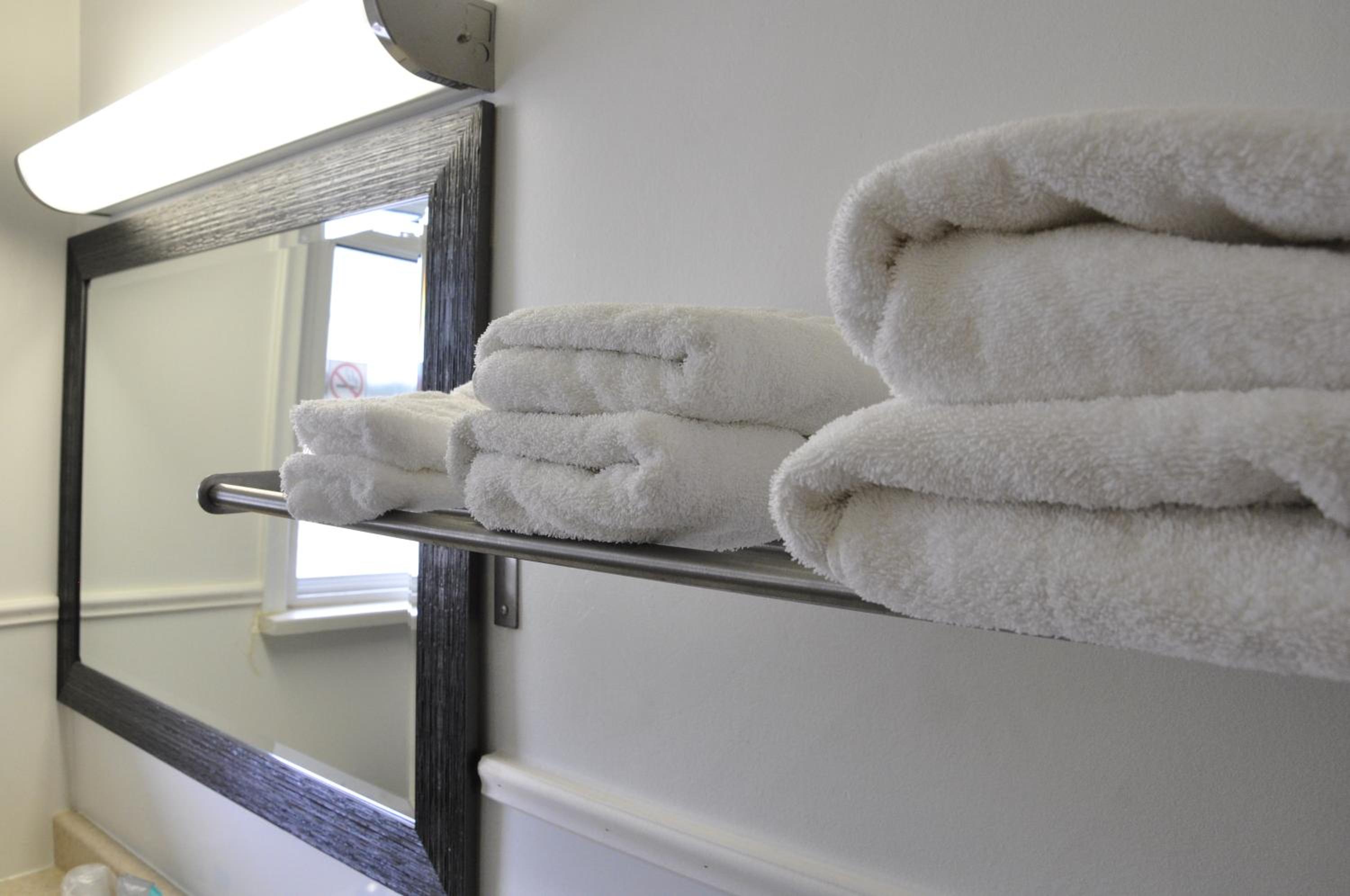 Deluxe Queen Room with Two Queen Beds - Photo 6
