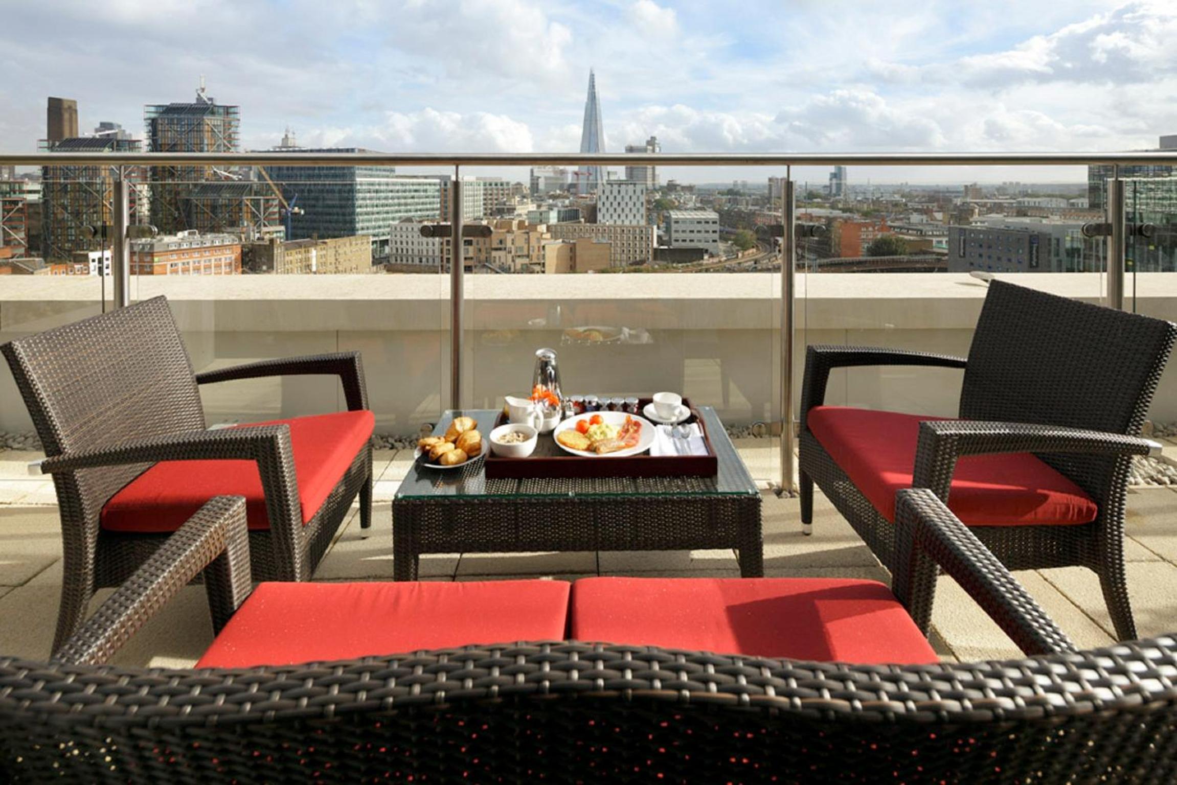 Executive Premium Queen Room with Balcony photo 3