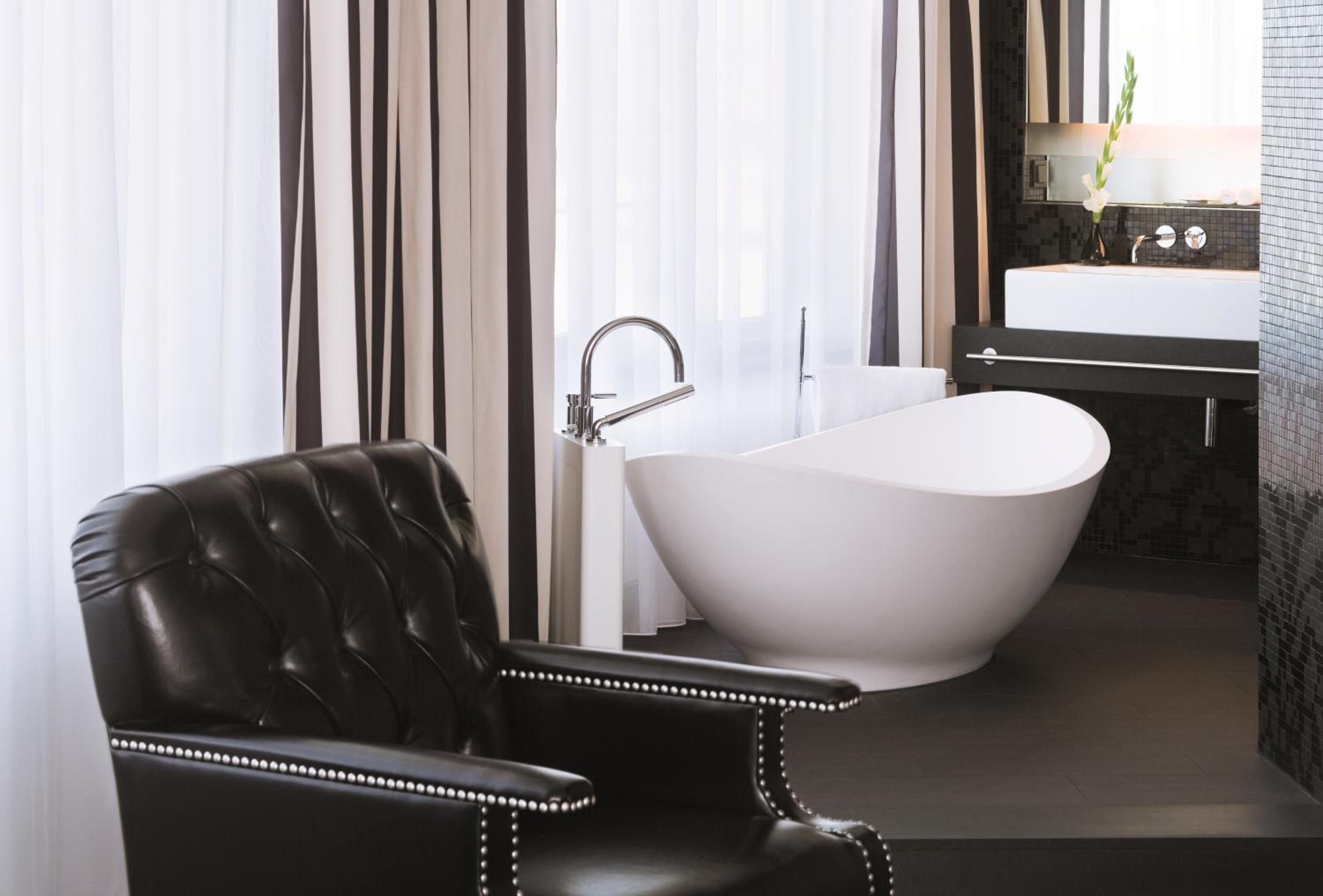 King Suite thumbnail 6
