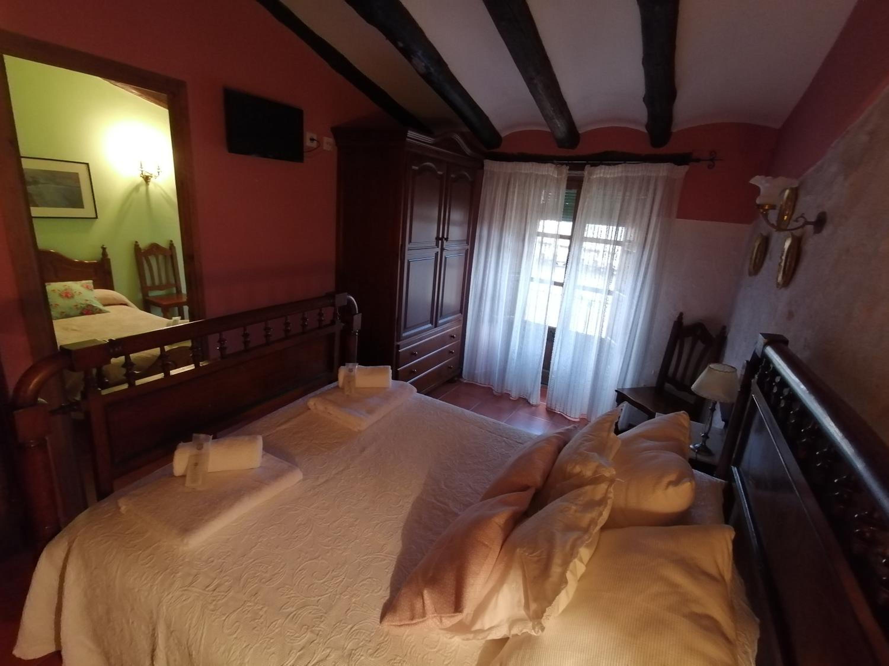 Quadruple Room with Balcony - Photo 8