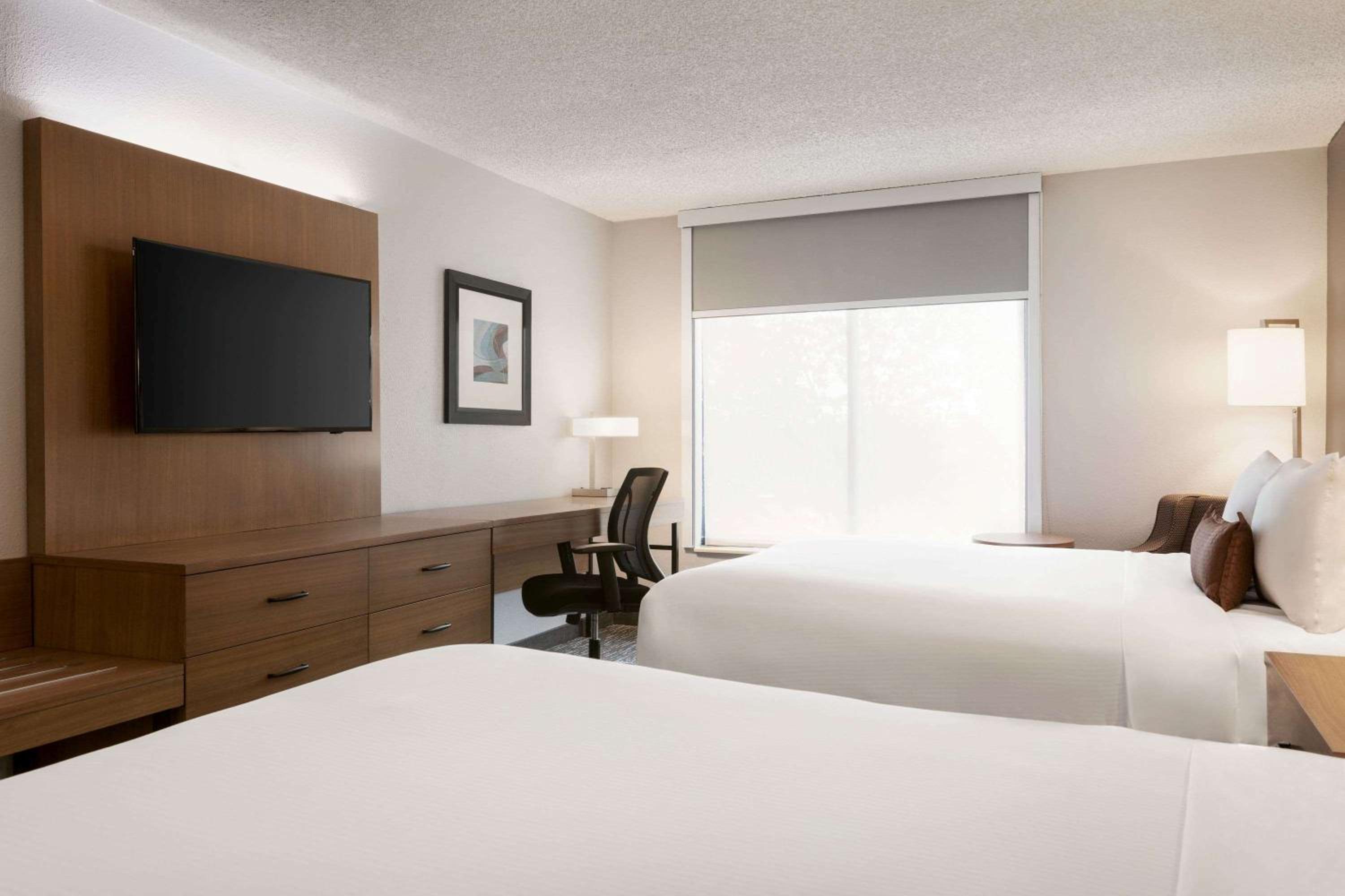 Queen Room with Two Queen Beds - Non-Smoking photo 3