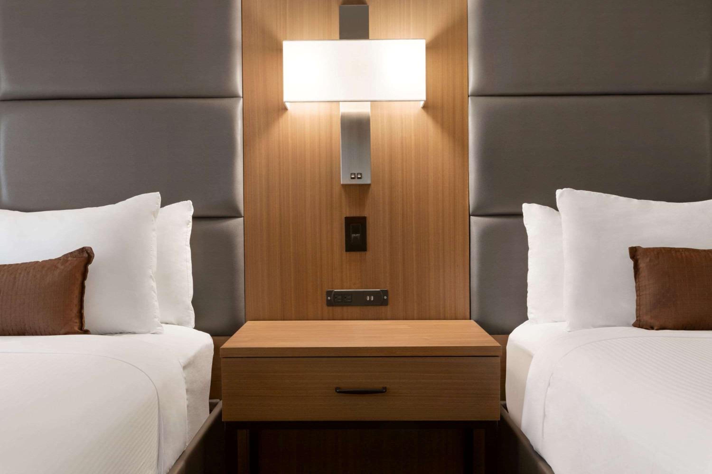 Queen Room with Two Queen Beds - Mobility Access/Non-Smoking photo 2