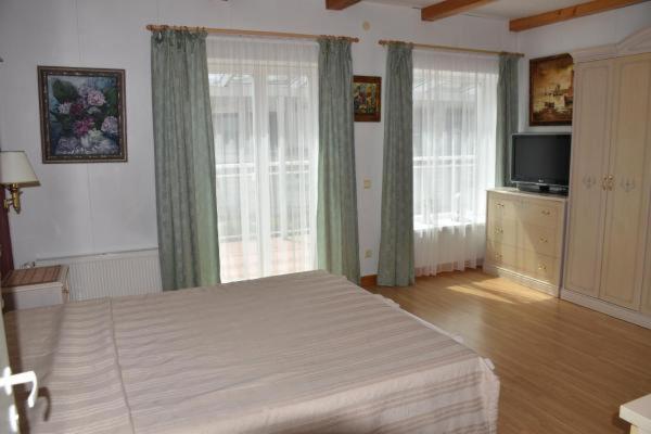 Apartment with Balcony - Photo 2