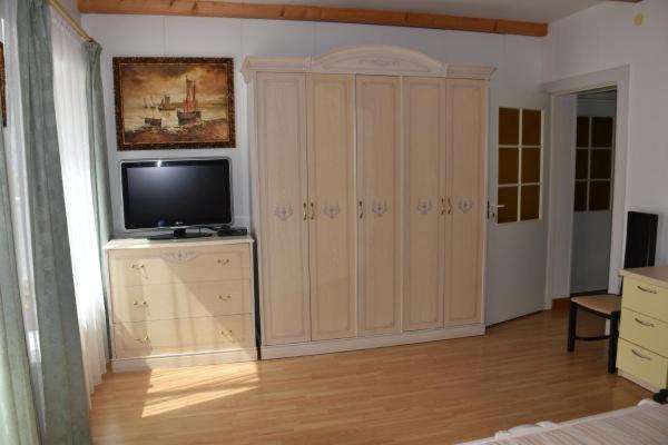 Apartment with Balcony - Photo 4