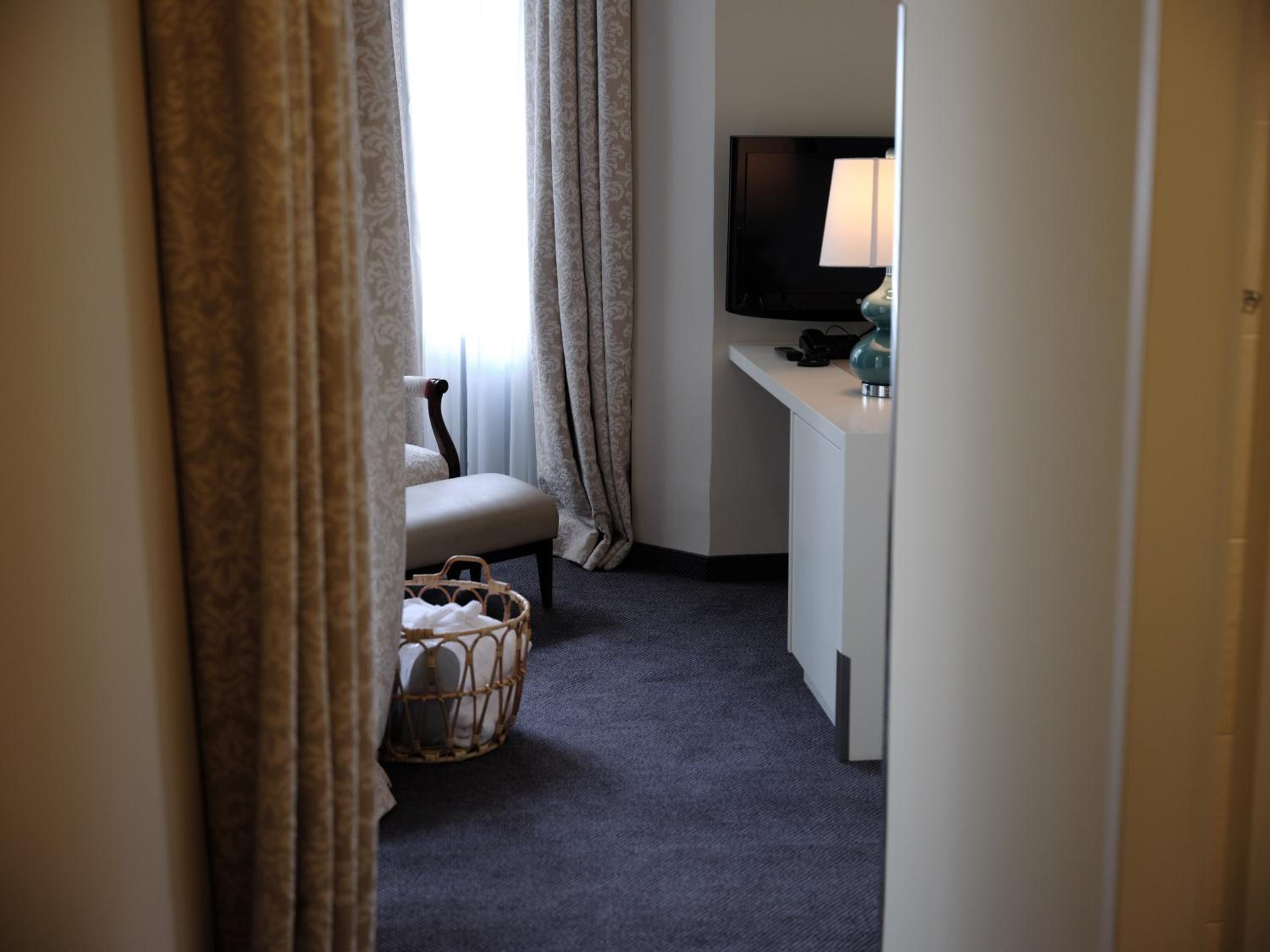 Suite with Balcony thumbnail 5