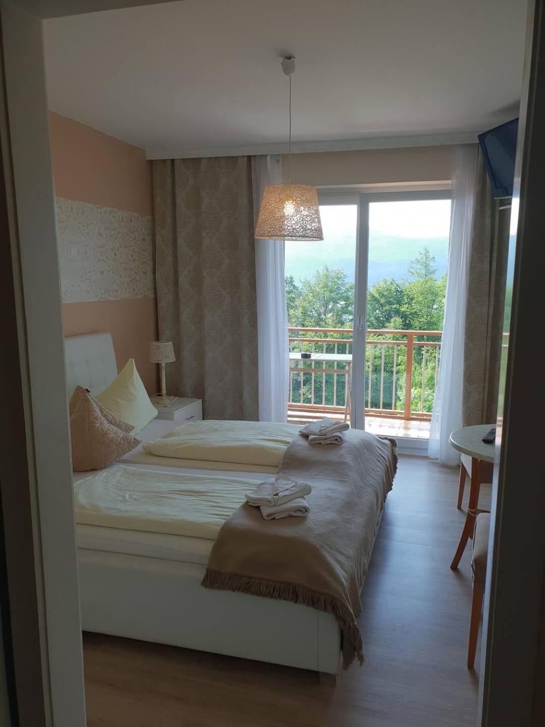 Double Room with Balcony and Lake View photo 2
