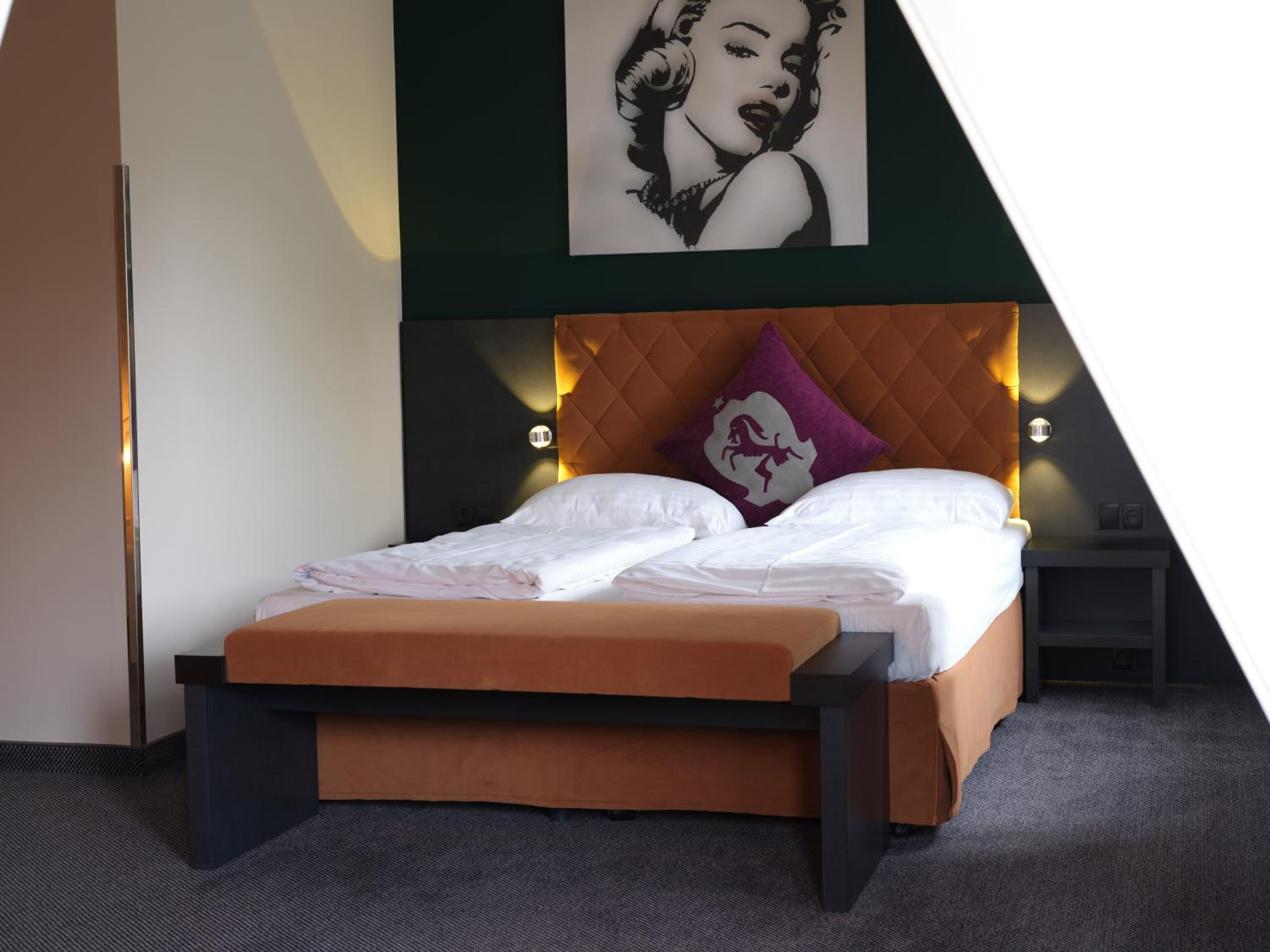 Standard Double Room thumbnail 6