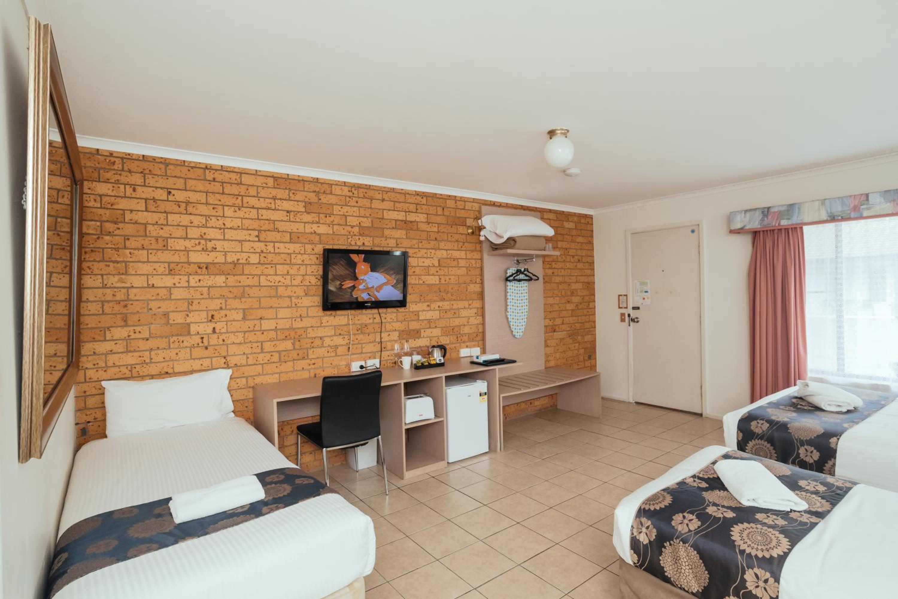 Pet Friendly Premium Family Room - Photo 9