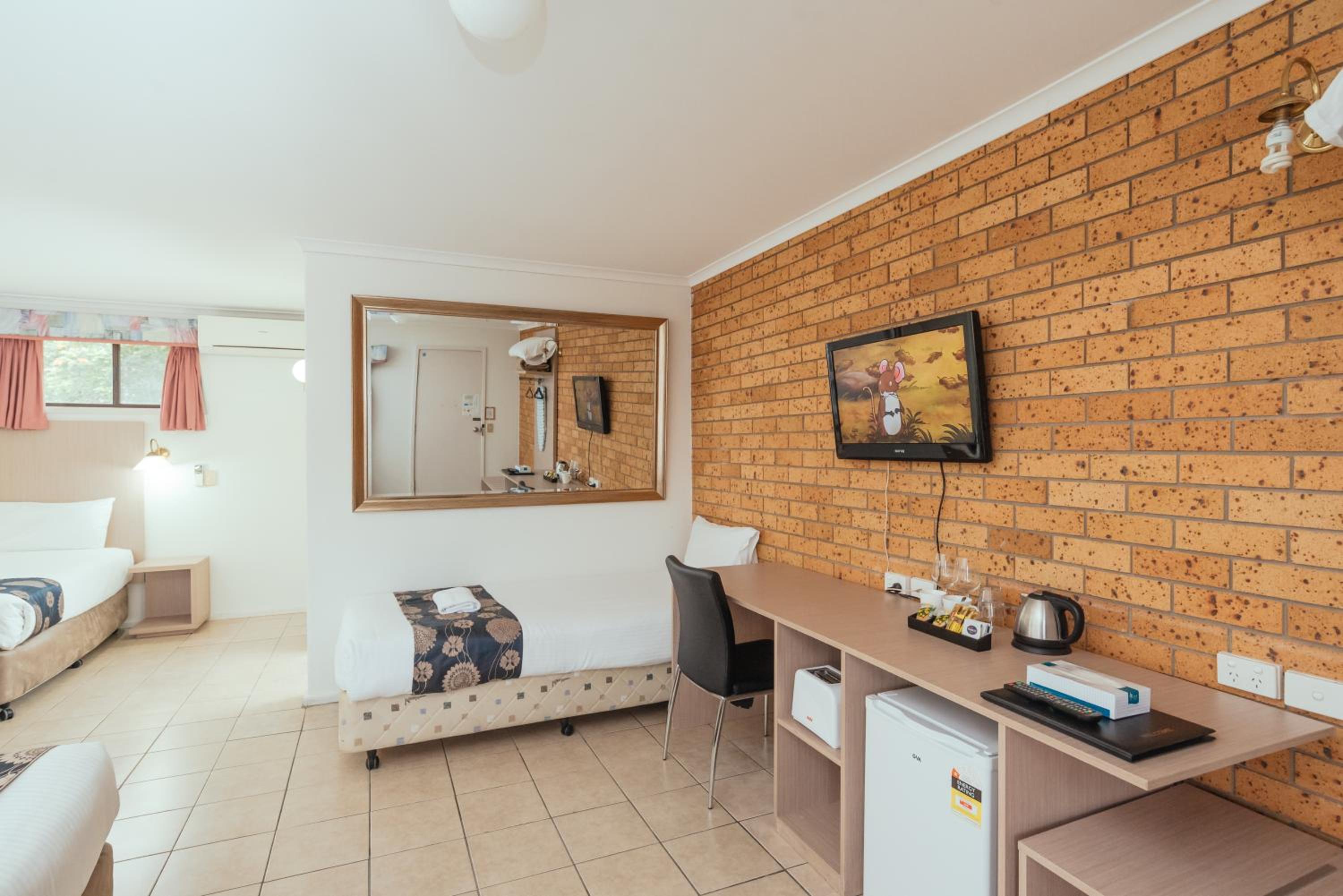 Pet Friendly Premium Family Room - Photo 7