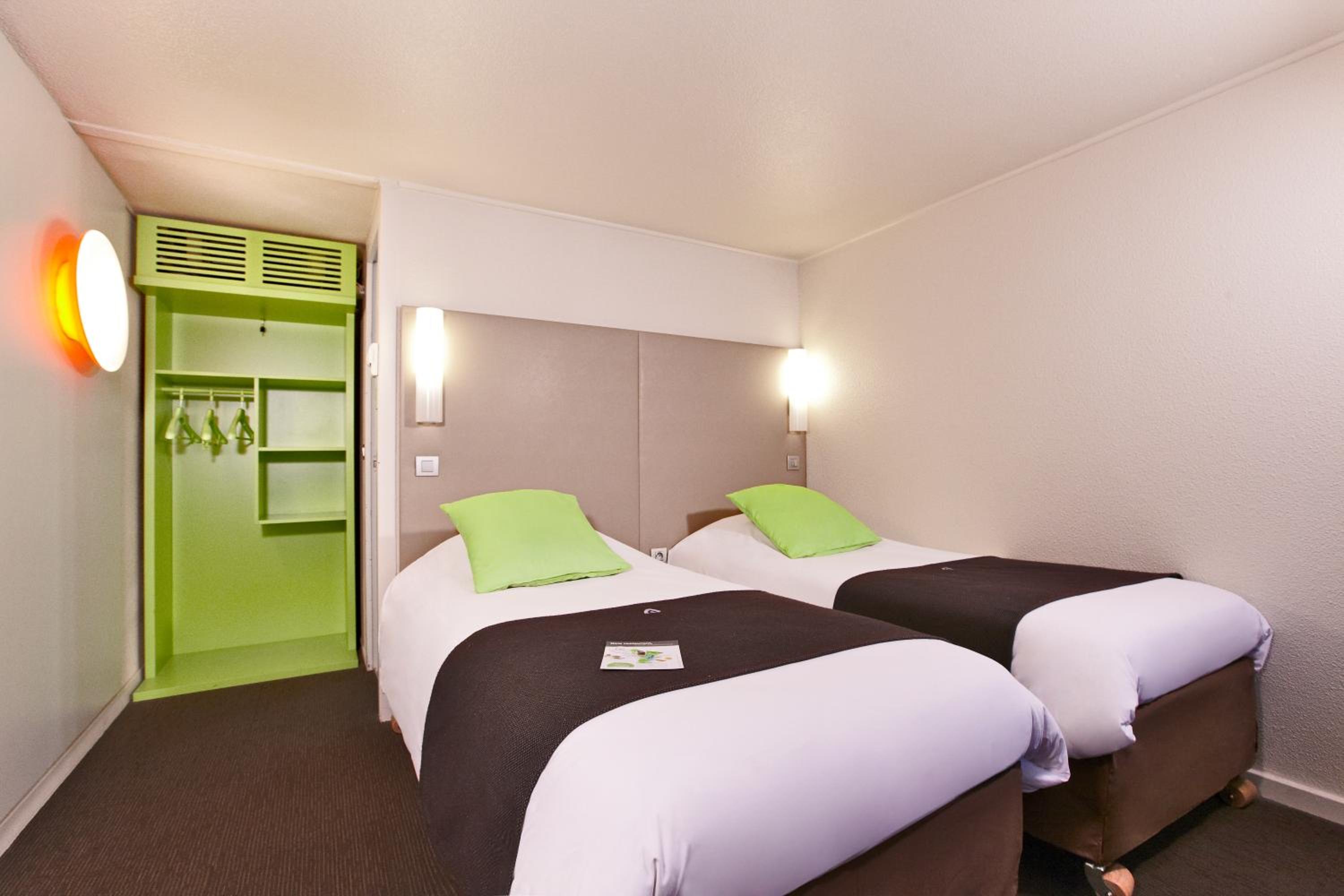 Standard Twin Room - Photo 9