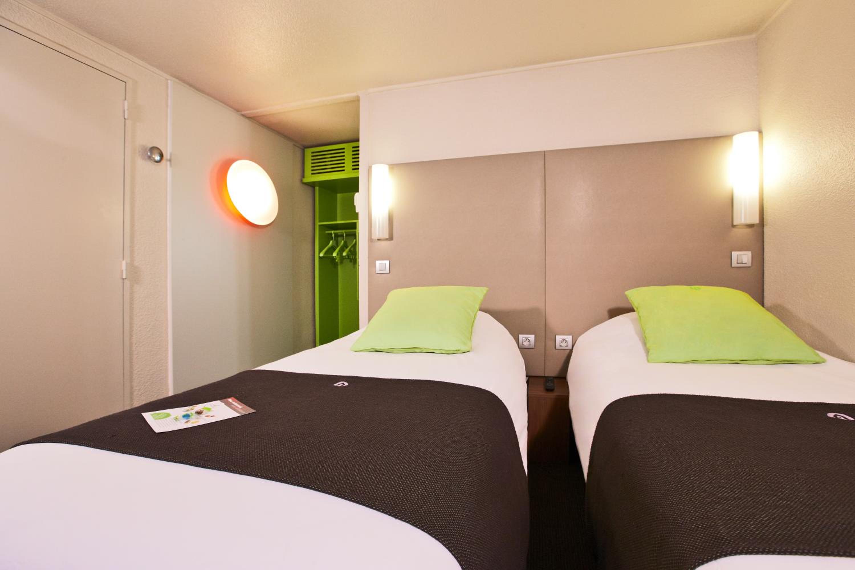 Standard Twin Room - Photo 8