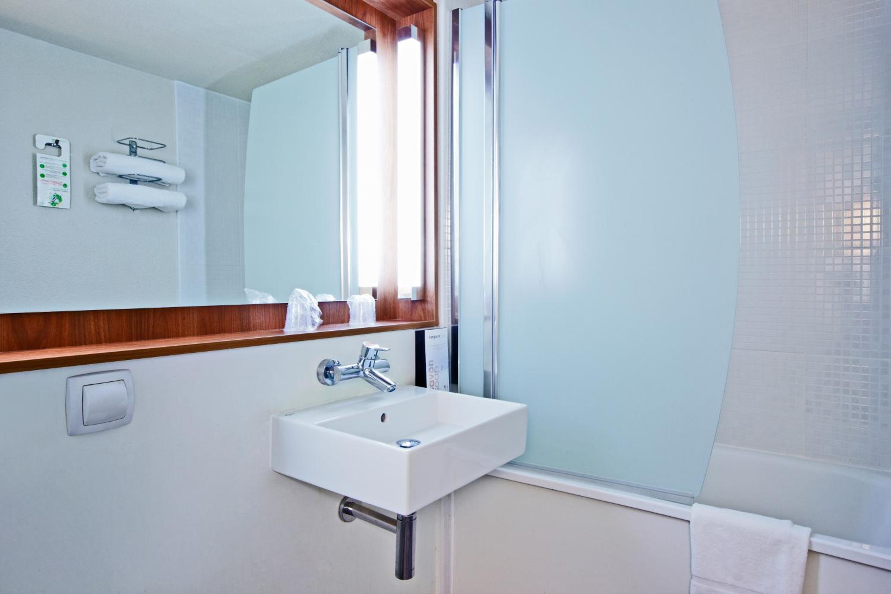 Standard Double Room - Photo 7