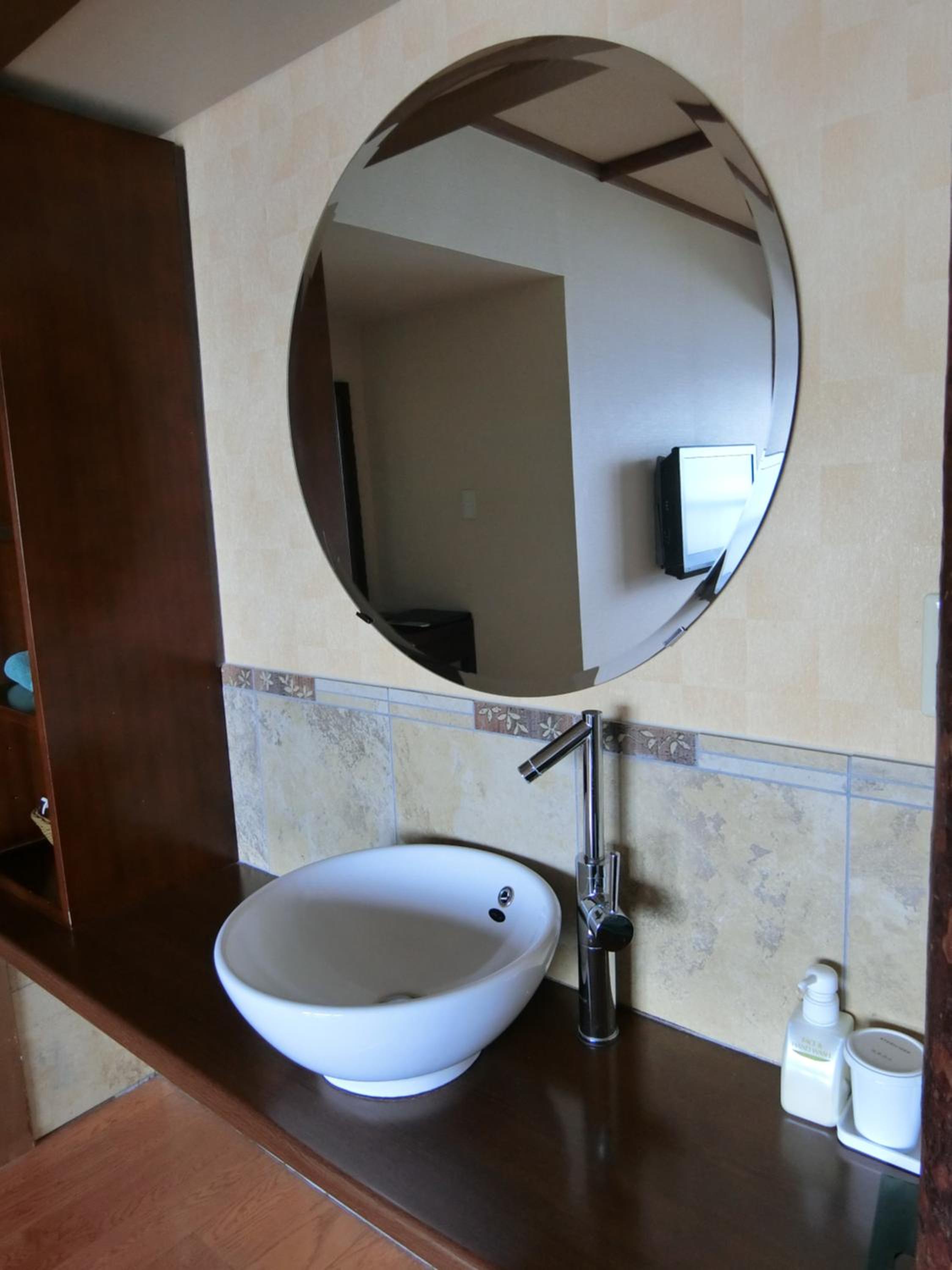 Deluxe Twin Room with Lake View - Non-Smoking photo 2