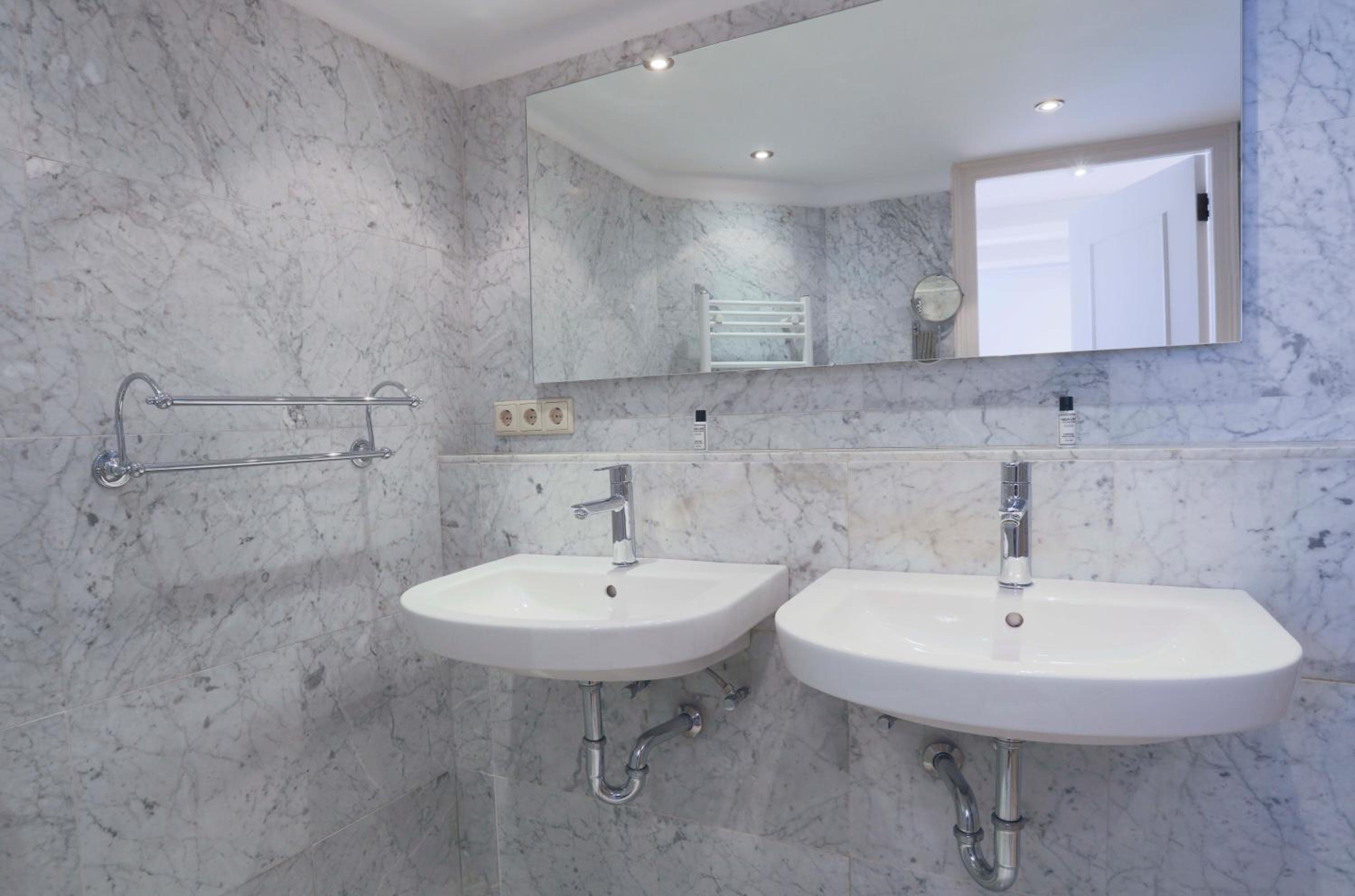 Deluxe King Suite photo 3