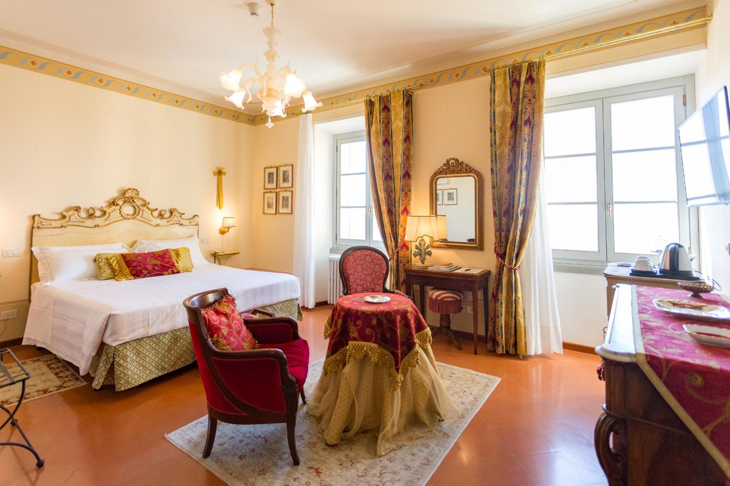 Deluxe King Room with Whirlpool - Photo 14