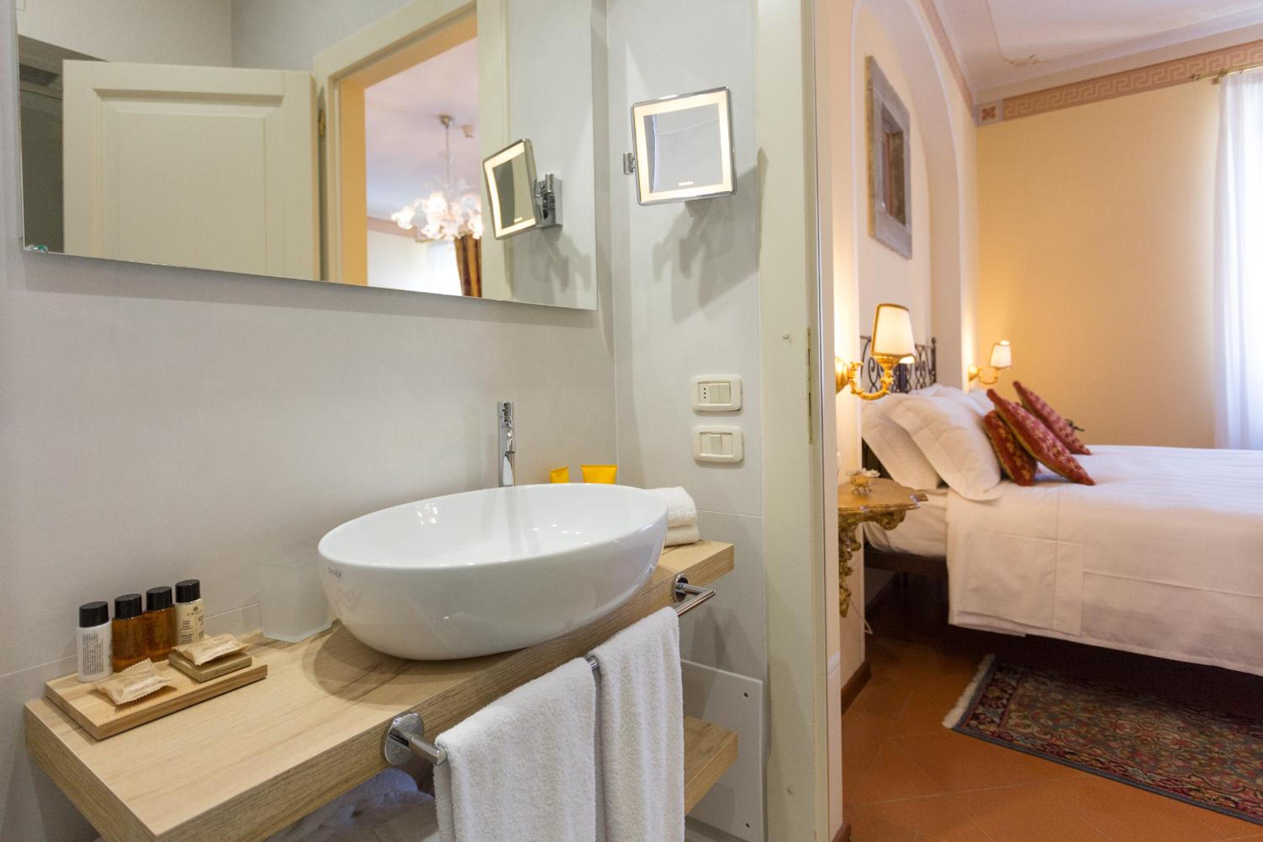 Deluxe King Room with Whirlpool - Photo 17