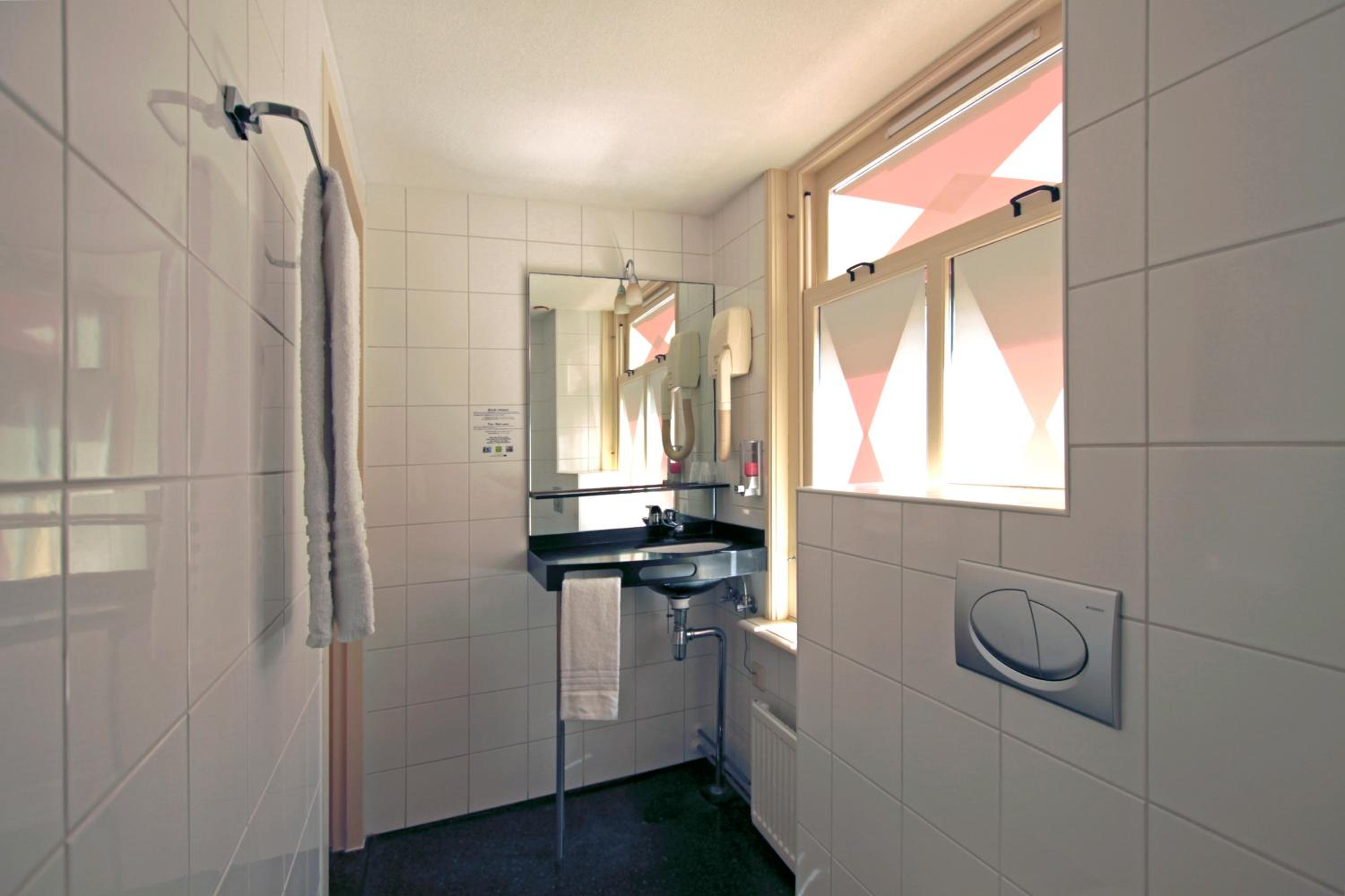 Single Room thumbnail 5