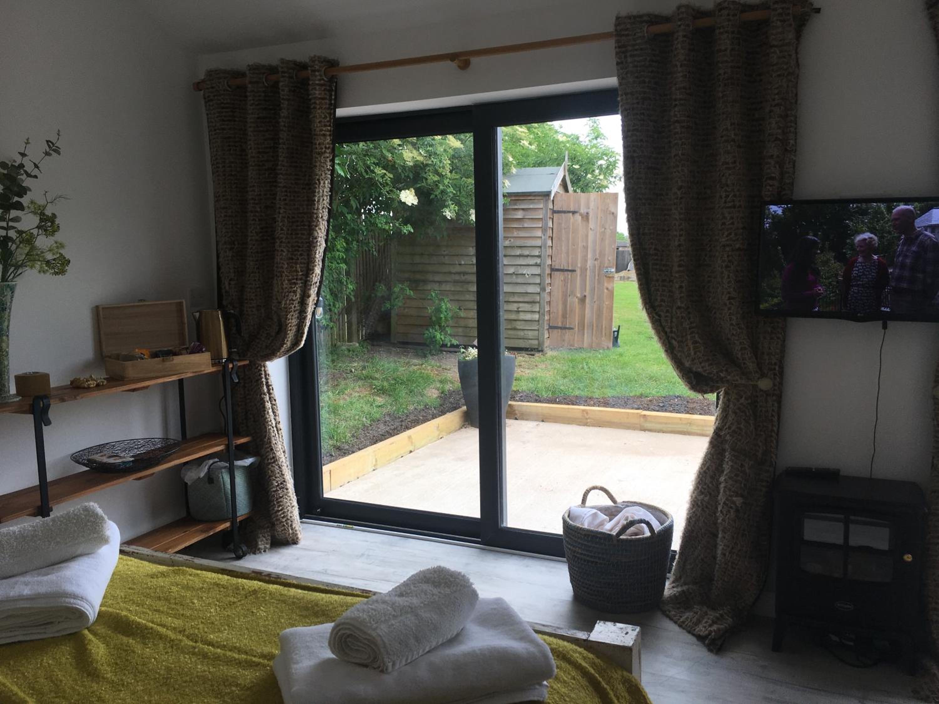 Deluxe King Room - Photo 12