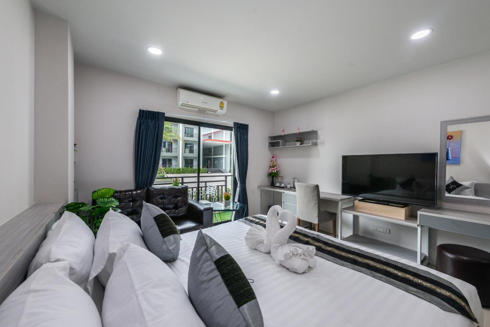 Deluxe Room - Photo 12