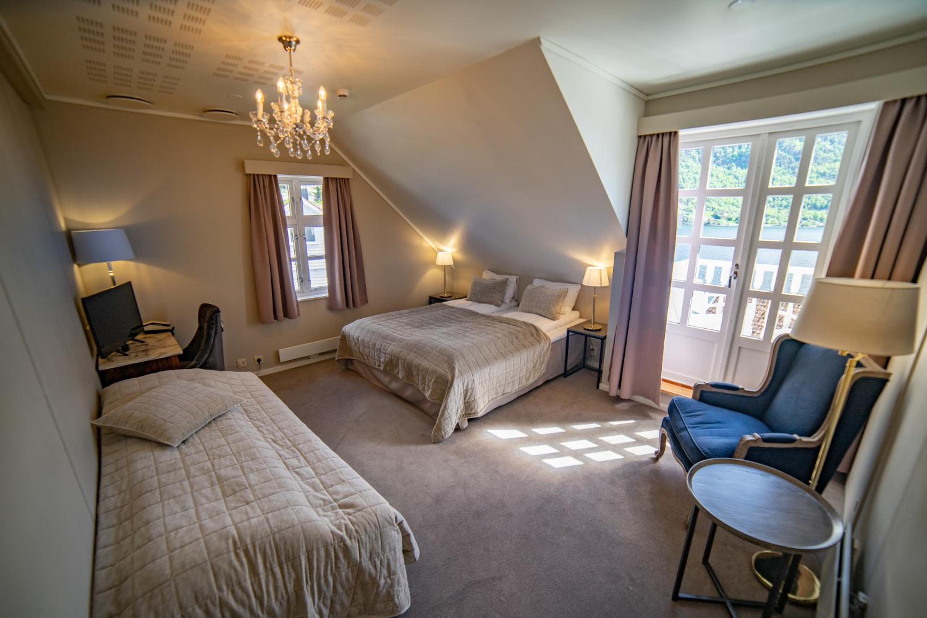 Double Room with Balcony and Fjord View - Photo 2
