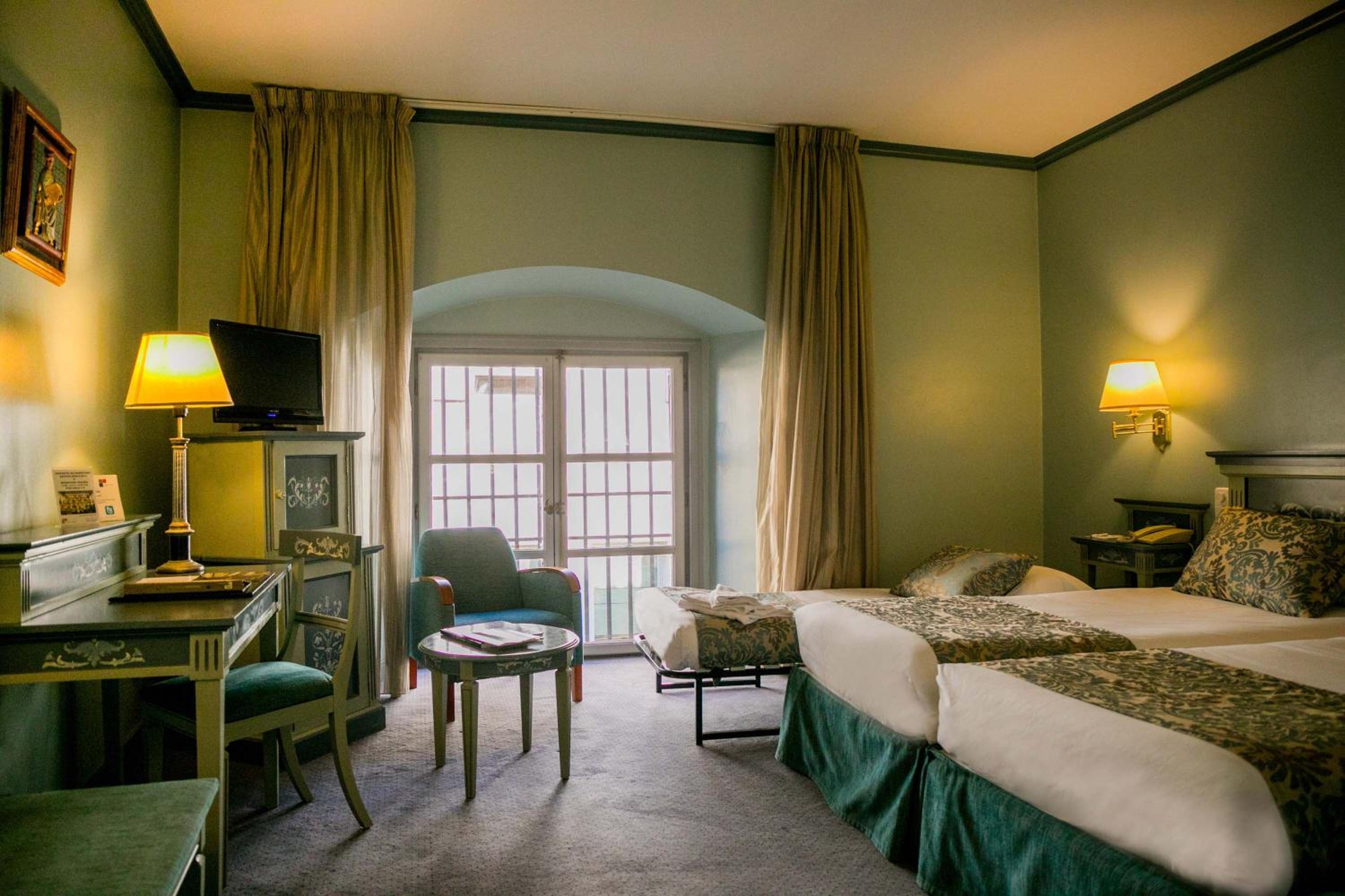 Superior Triple Room (2 Adults + 1 Child) - Photo 9