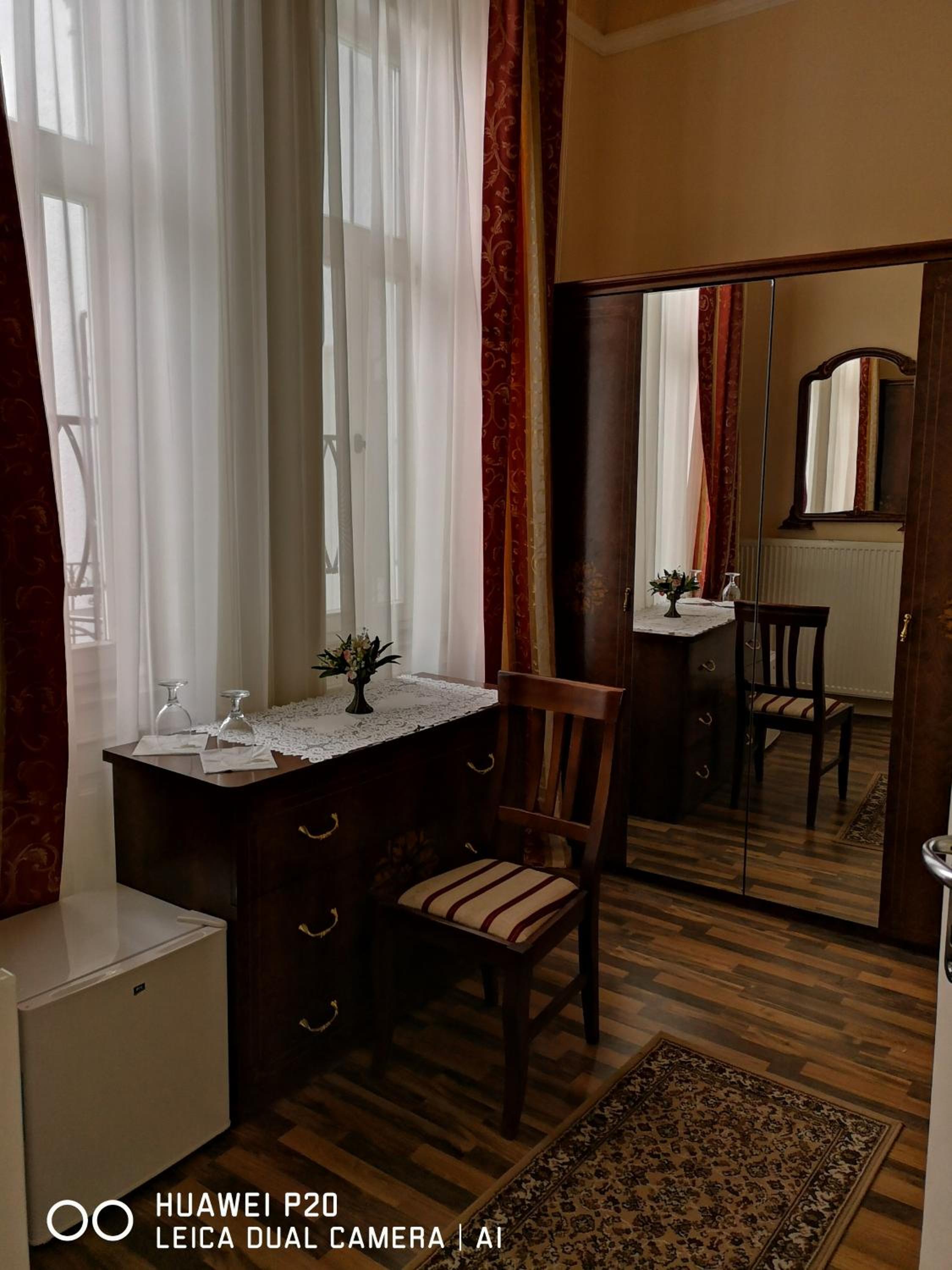 Suite with City View - Photo 11