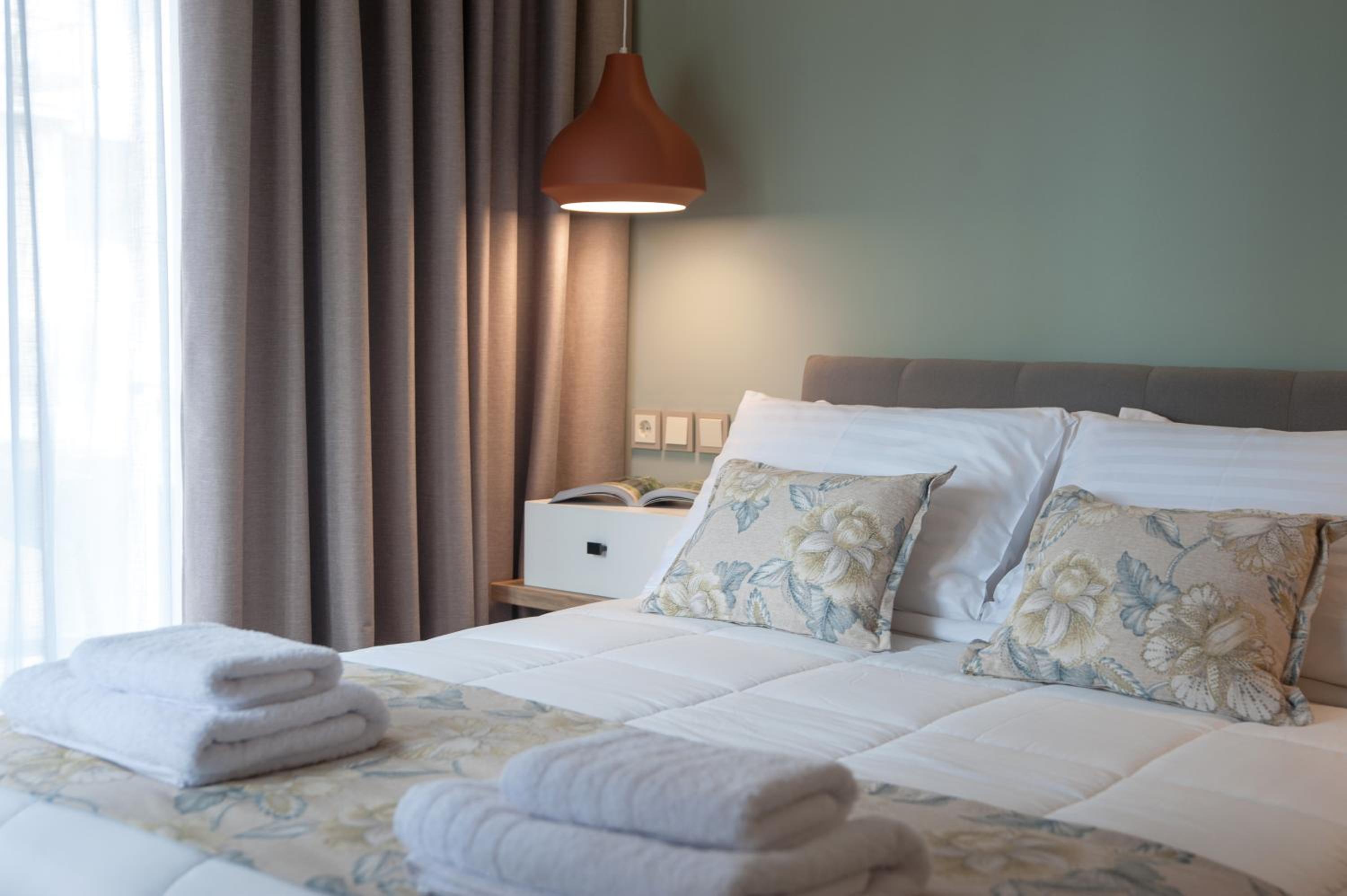 Double or Twin Room with Balcony - Photo 8