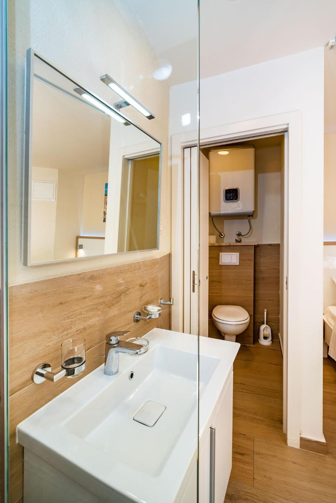 Double Room with Balcony - Annex building photo 3