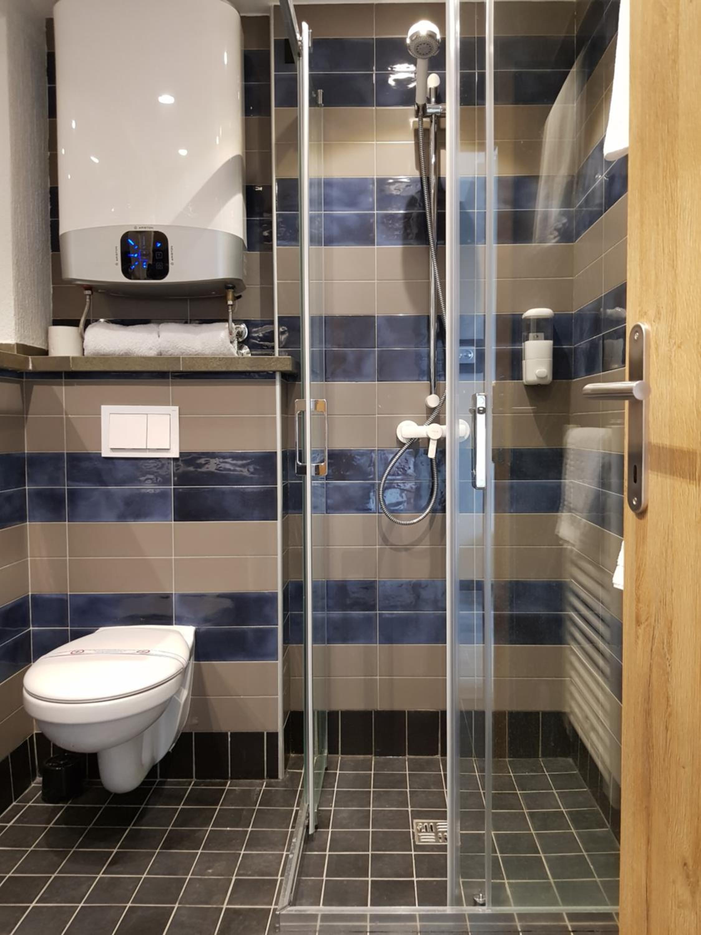 Double or Twin Room with Private Bathroom - Photo 13