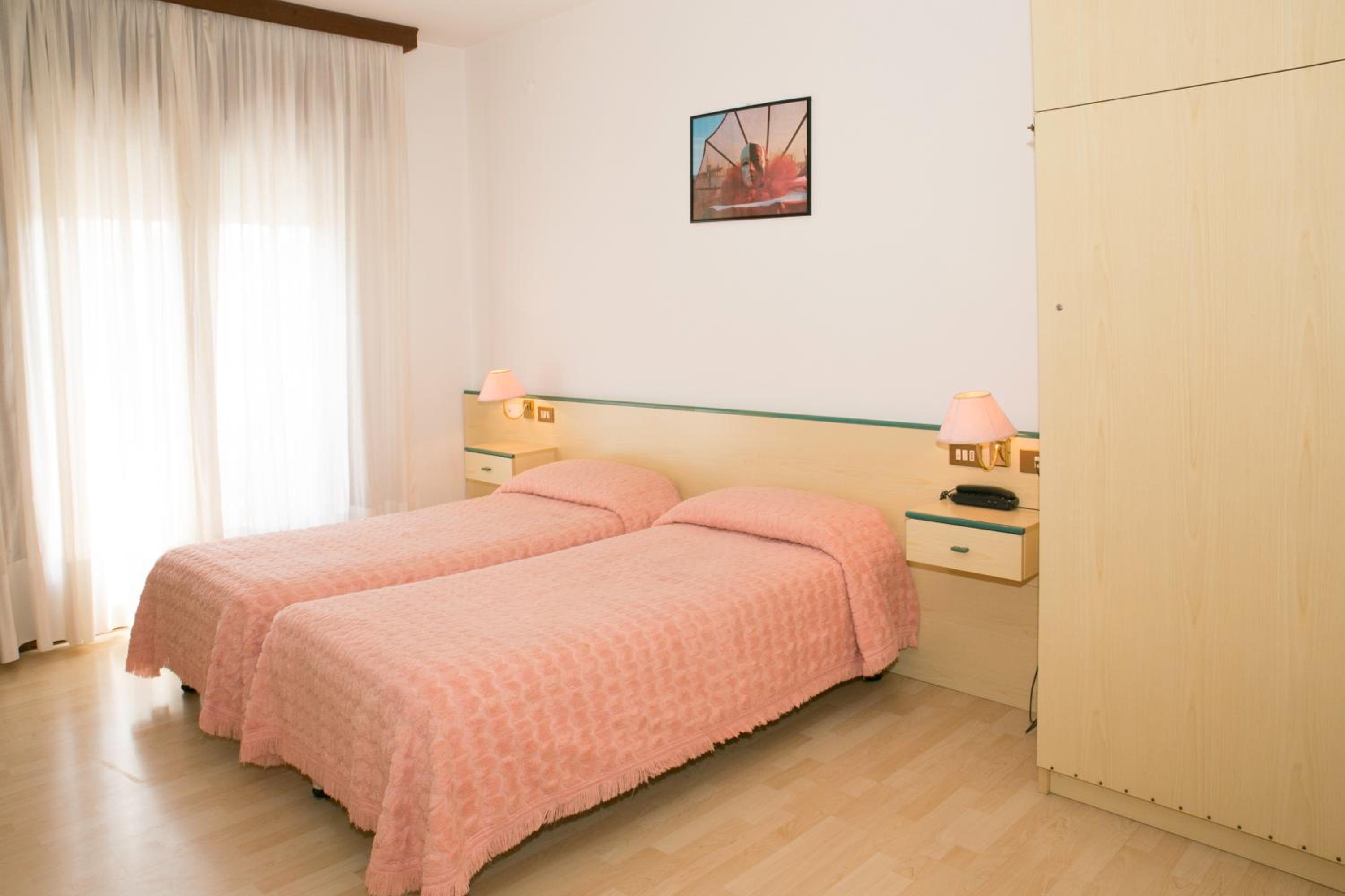 Double Room - Photo 9