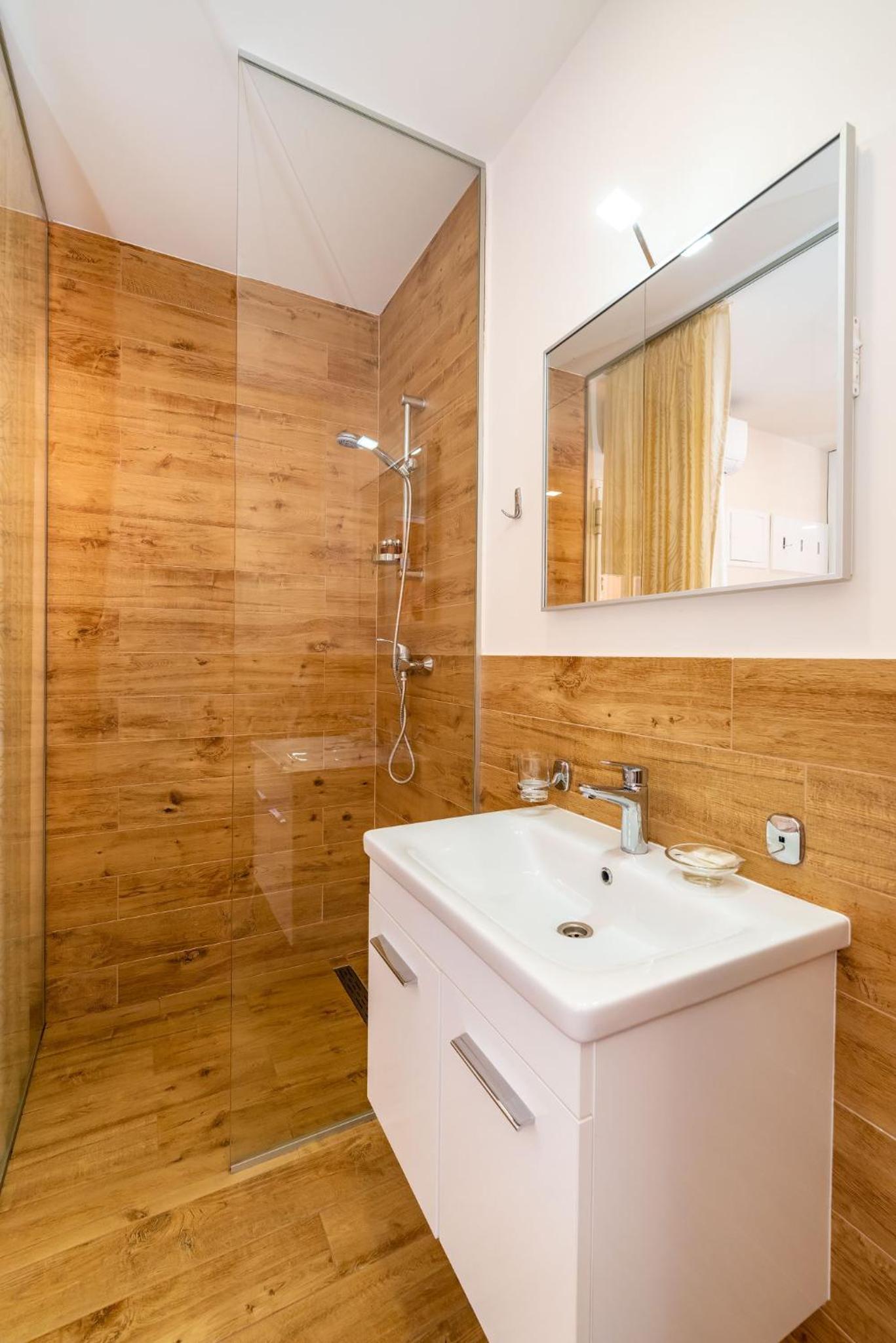 Double Room with two Extra Beds photo 3