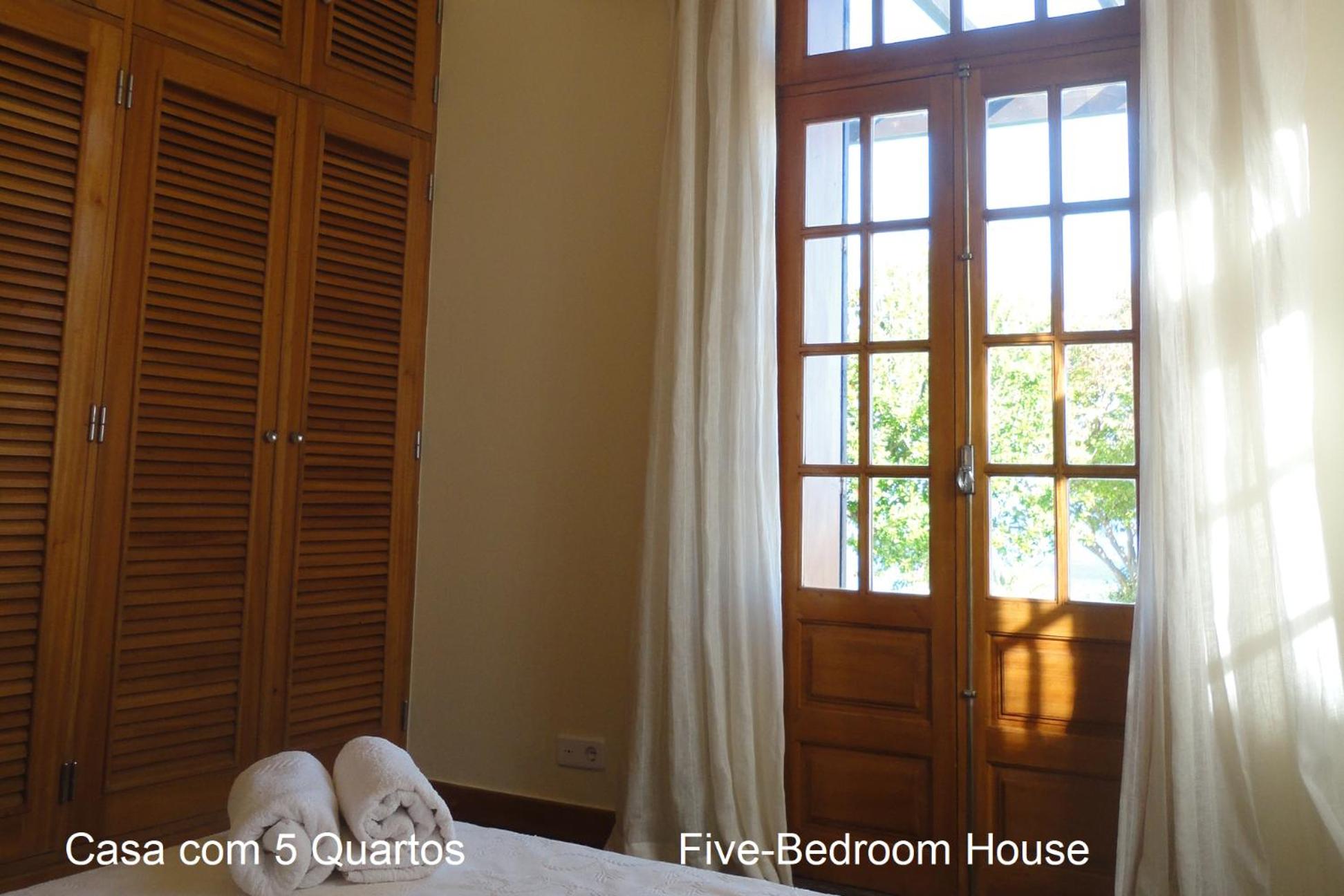 Five-Bedroom House photo 3