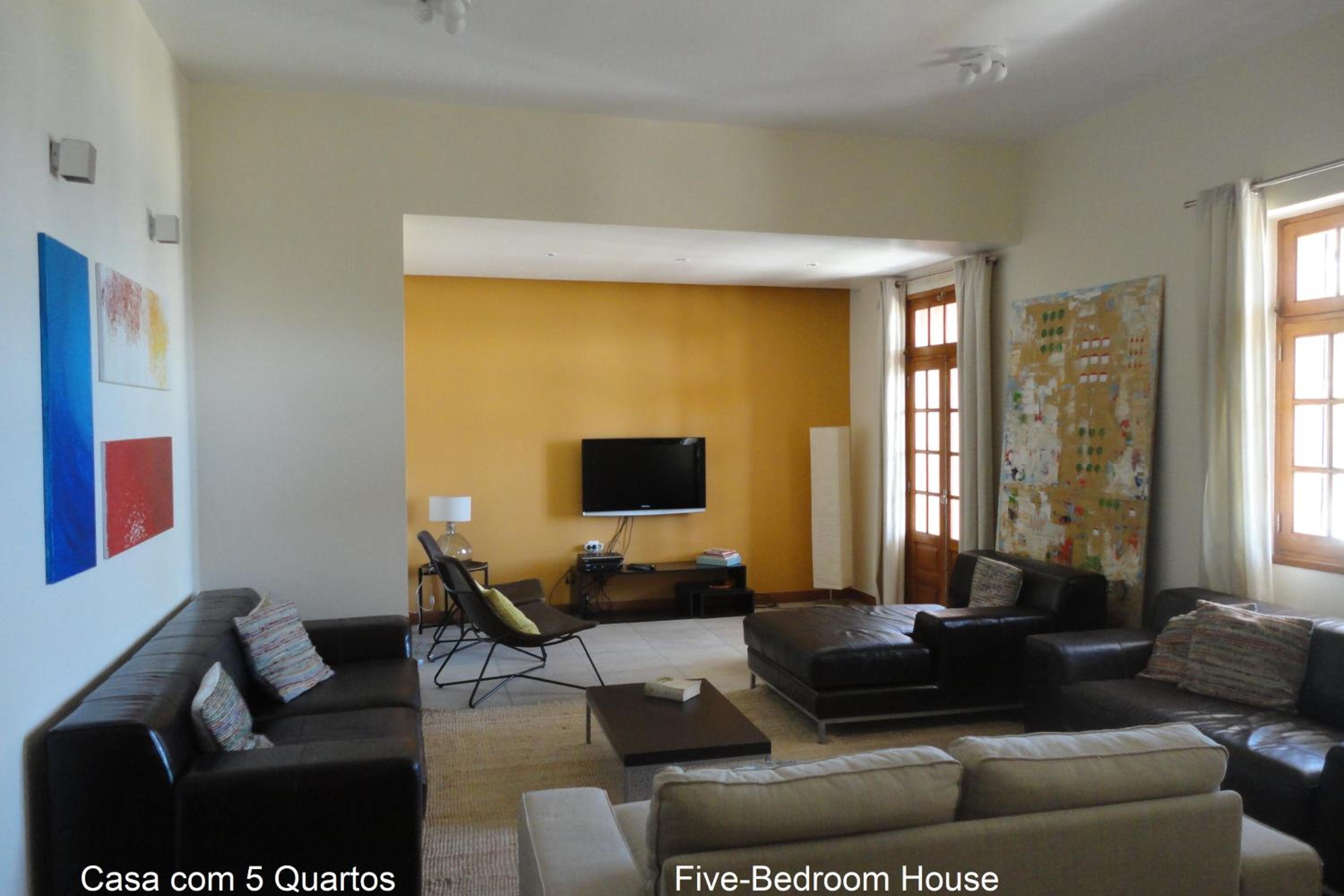 Five-Bedroom House photo 2